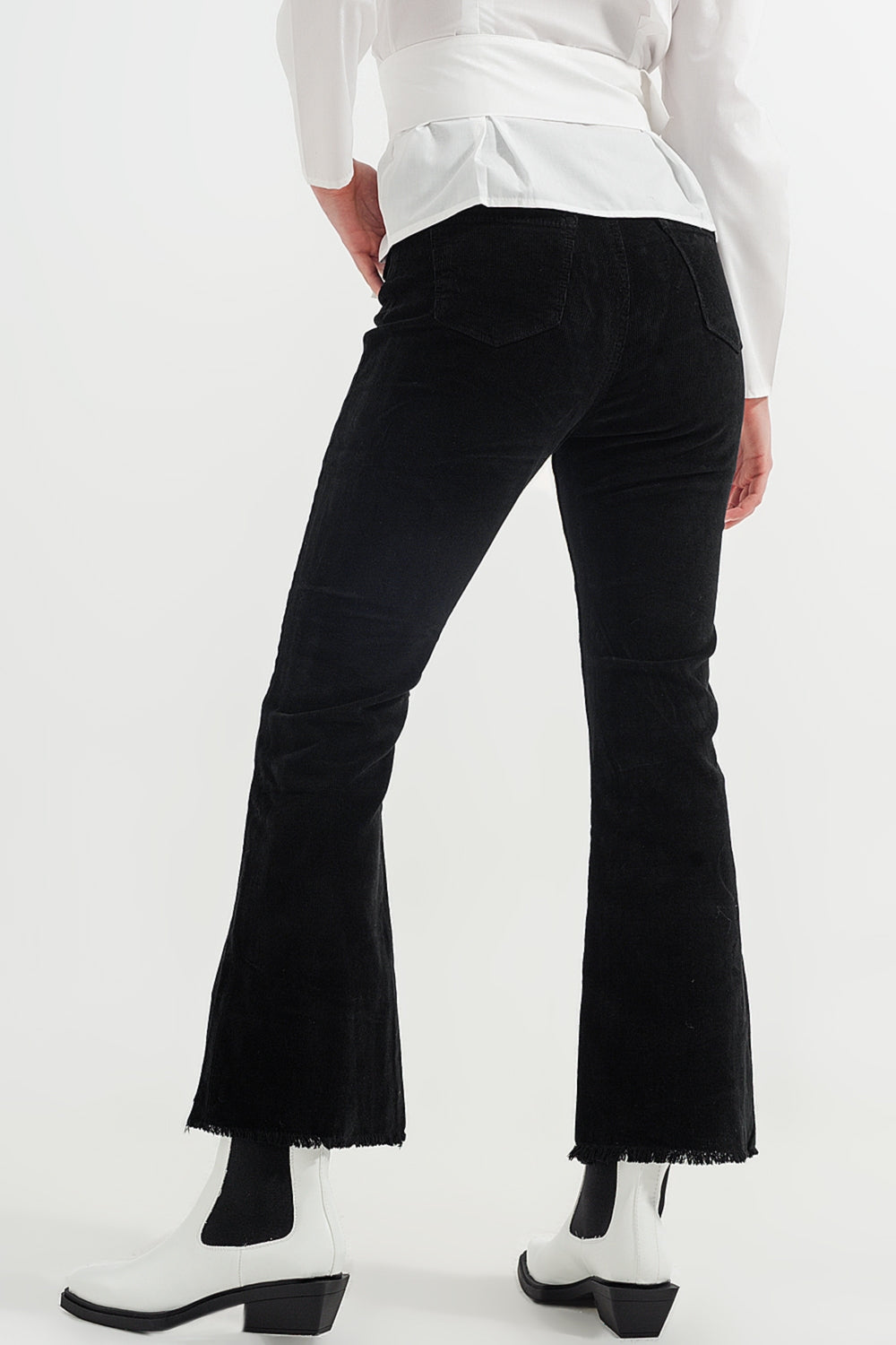 Calça flare com cordão elástico na cor preta