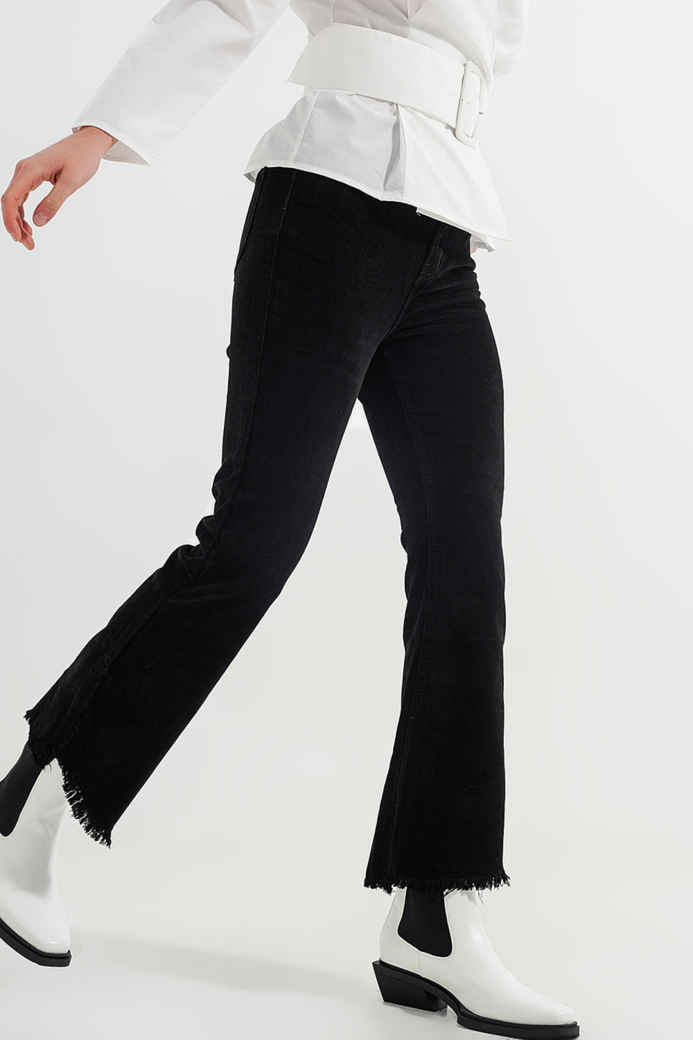 Calça flare com cordão elástico na cor preta