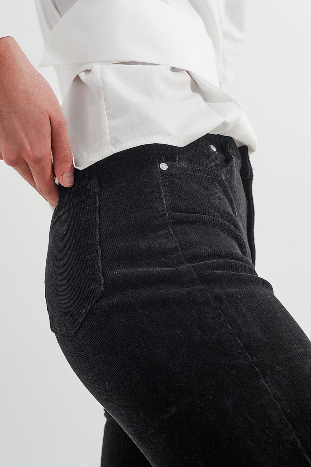 Calça flare com cordão elástico na cor preta