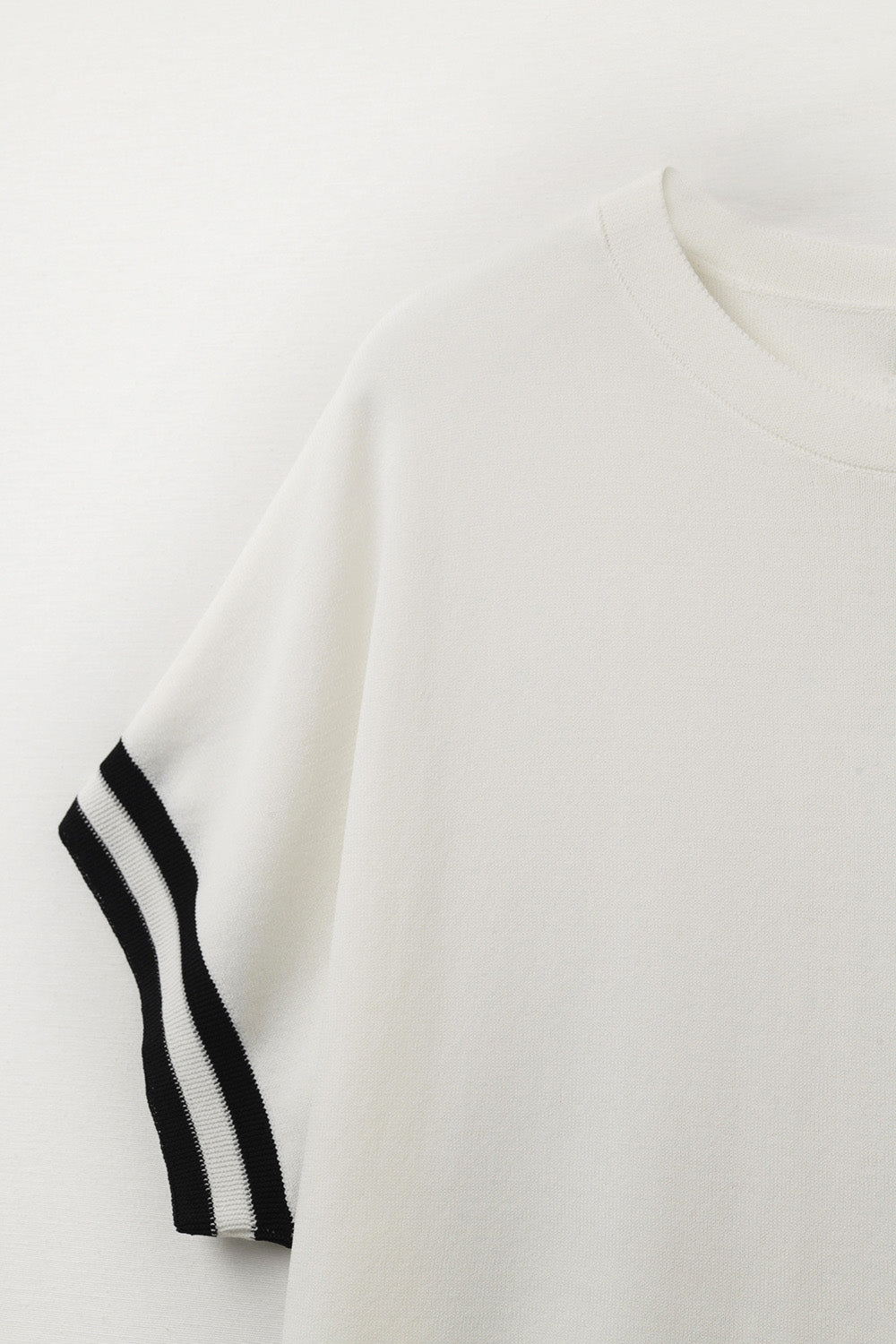 suéter de caimento relaxado em branco com detalhe de contraste preto