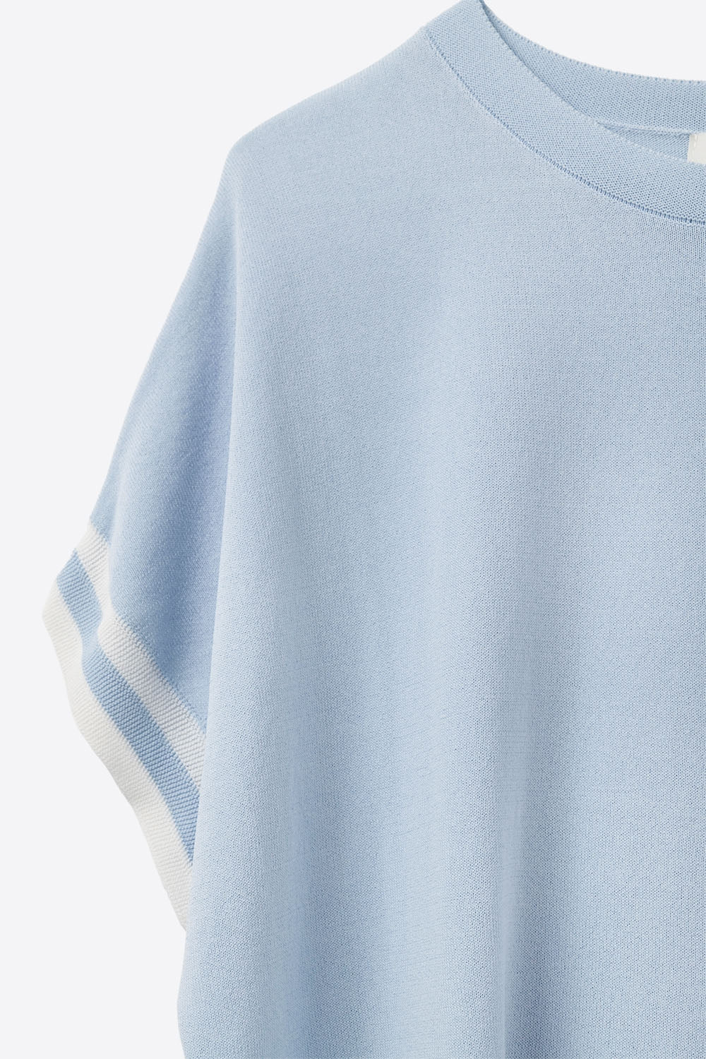 Suéter em Azul Bebê com Detalhe de Contraste Branco