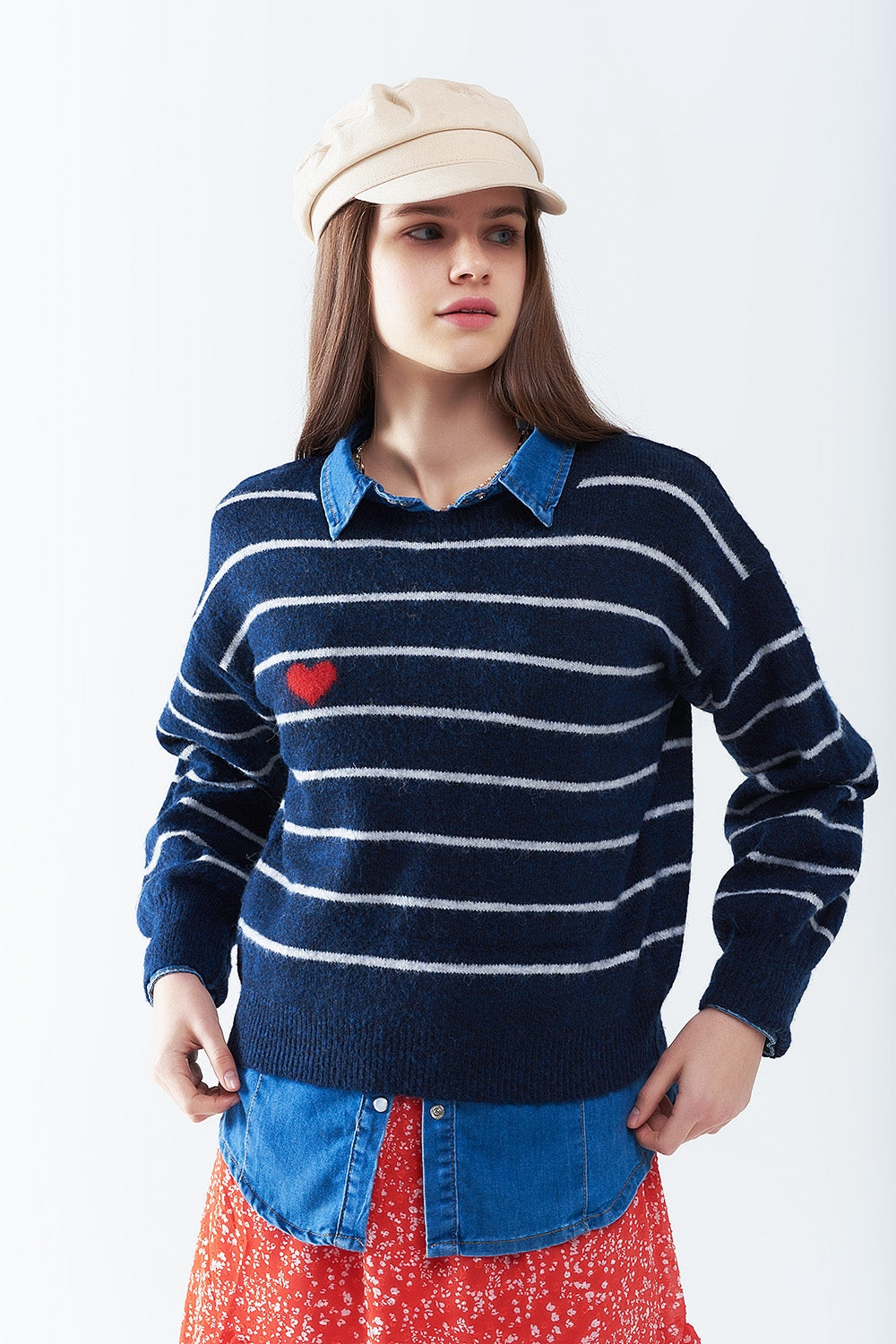 Q2 Suéter listrado azul com detalhe de coração vermelho