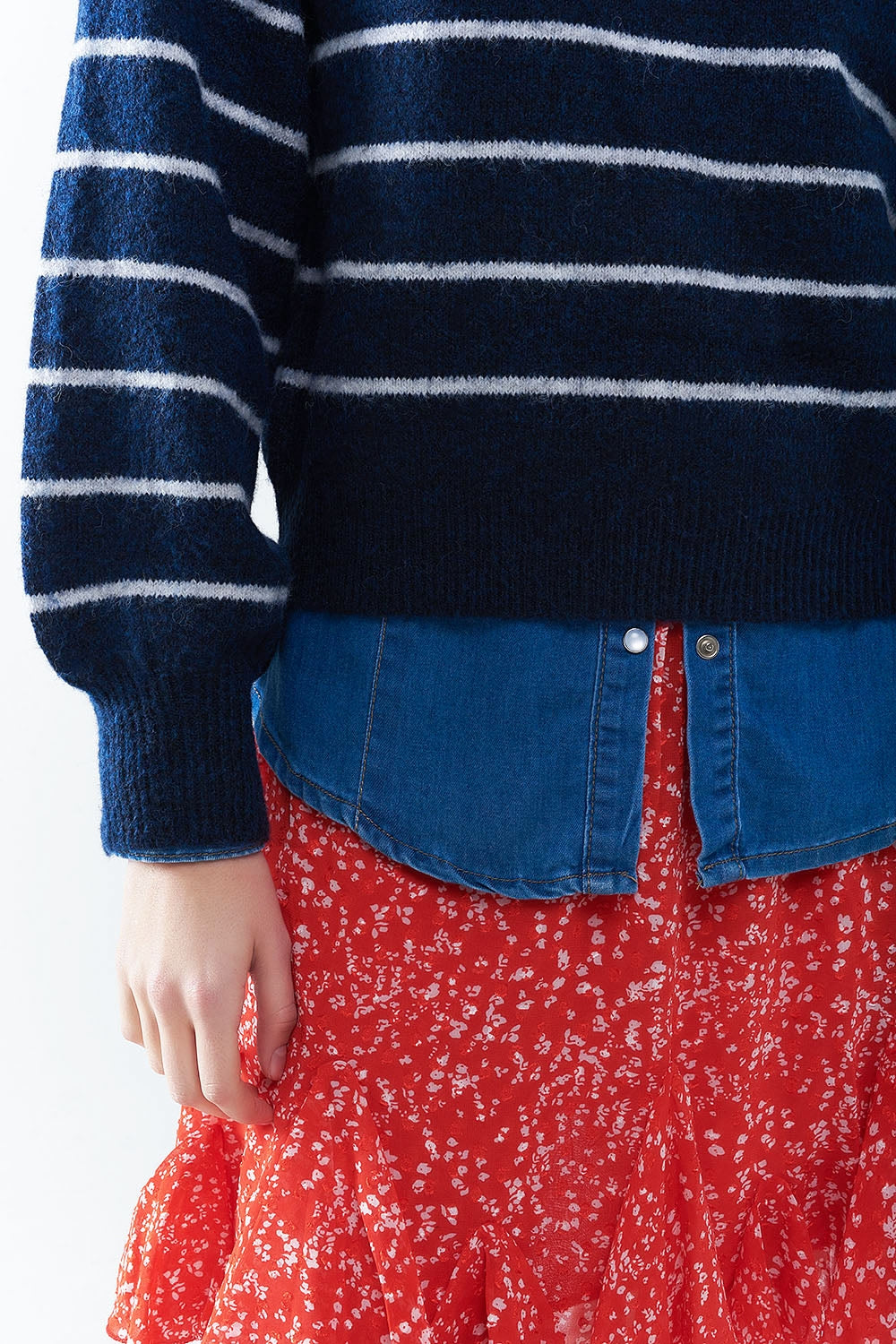 Suéter listrado azul com detalhe de coração vermelho