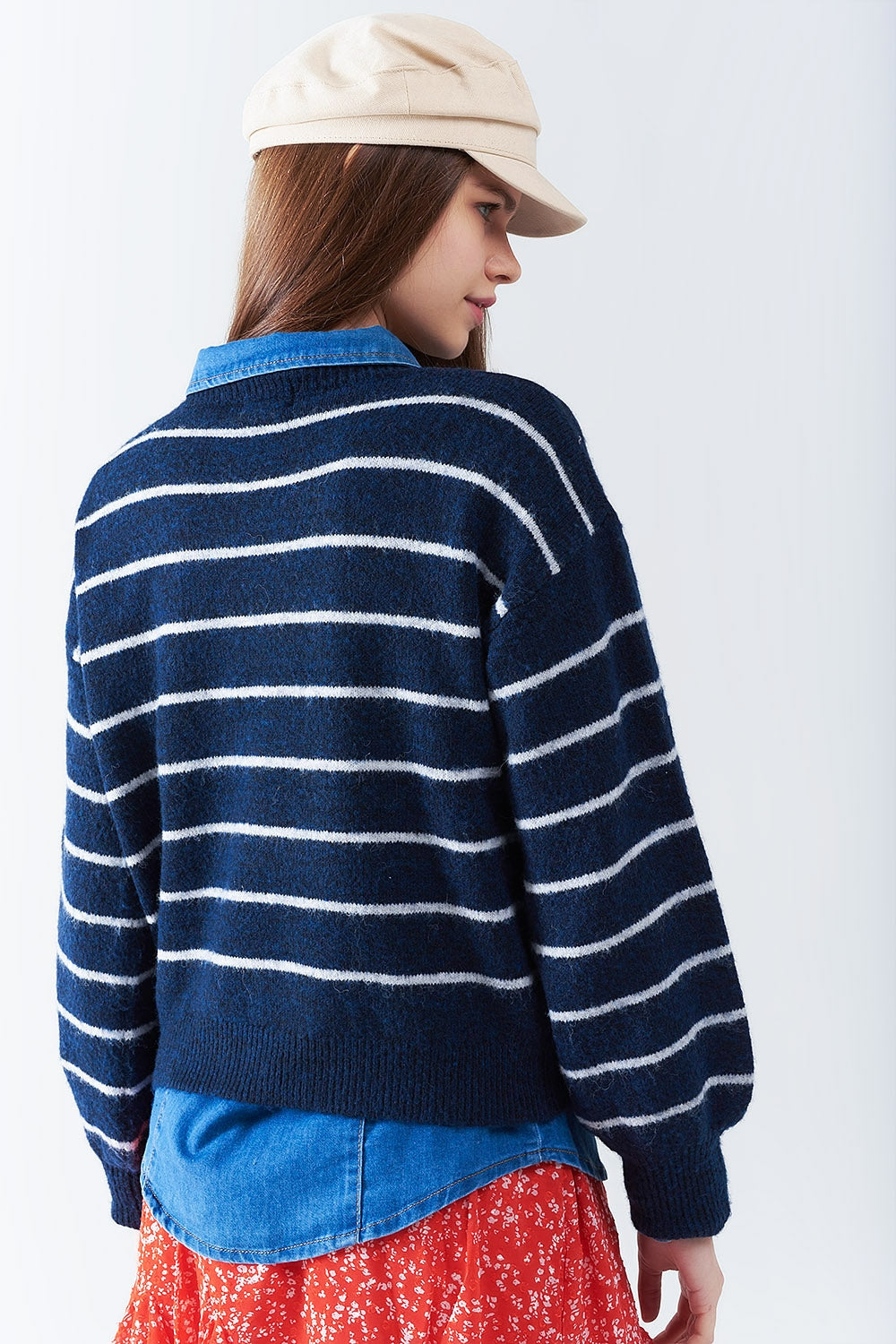 Suéter listrado azul com detalhe de coração vermelho