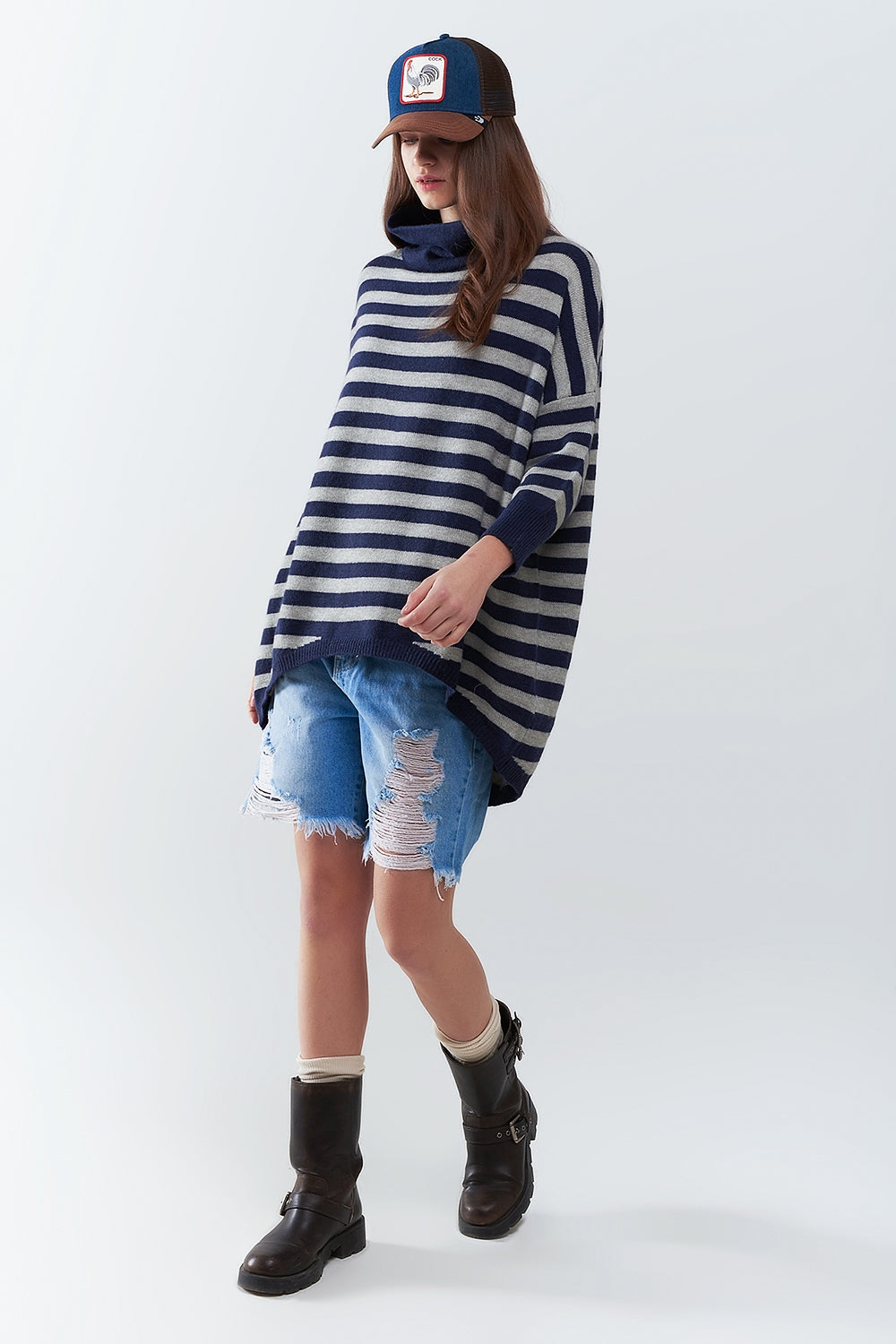 Suéter oversized de gola alta com asas de morcego e listras em azul marinho e cinza