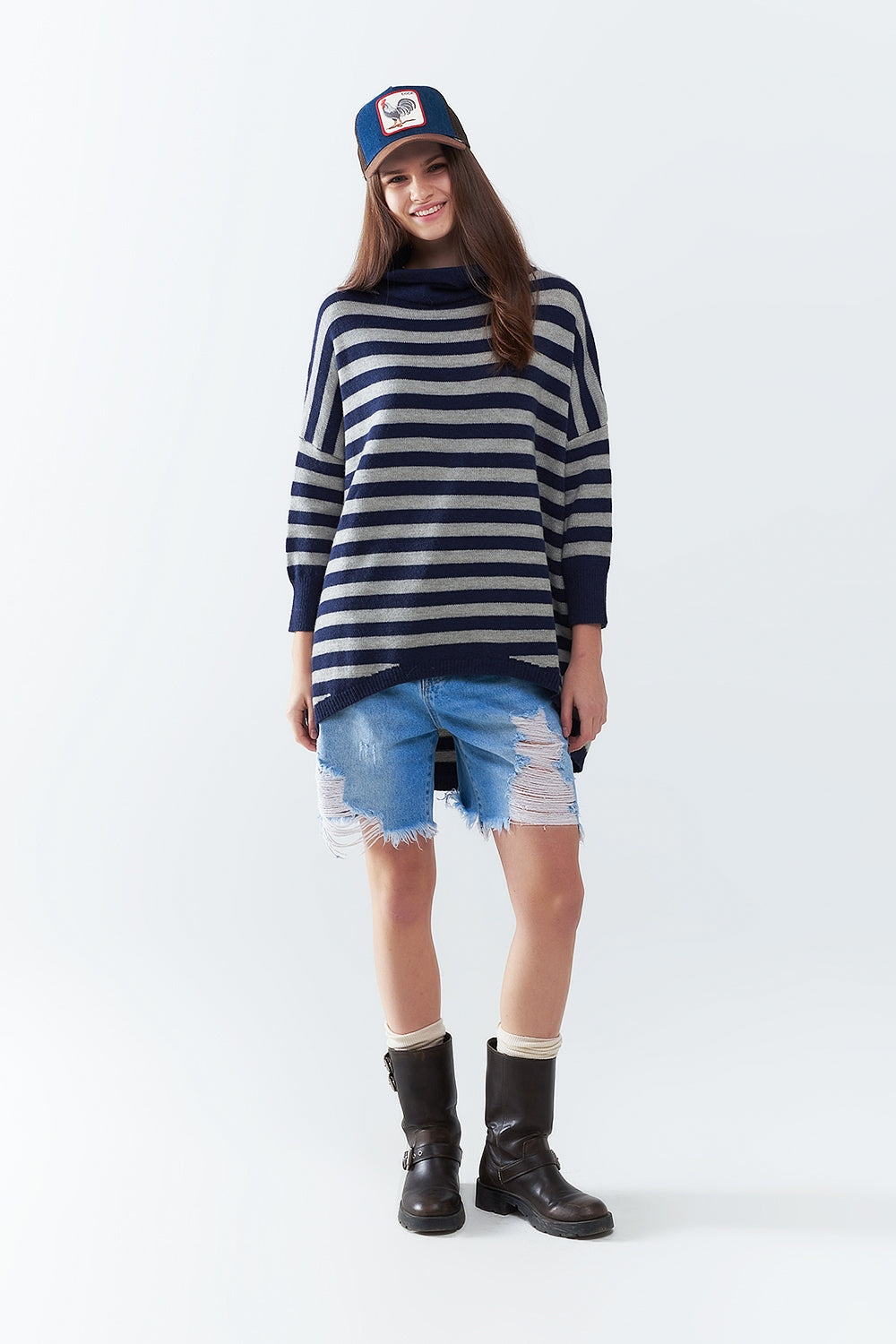 Suéter oversized de gola alta com asas de morcego e listras em azul marinho e cinza