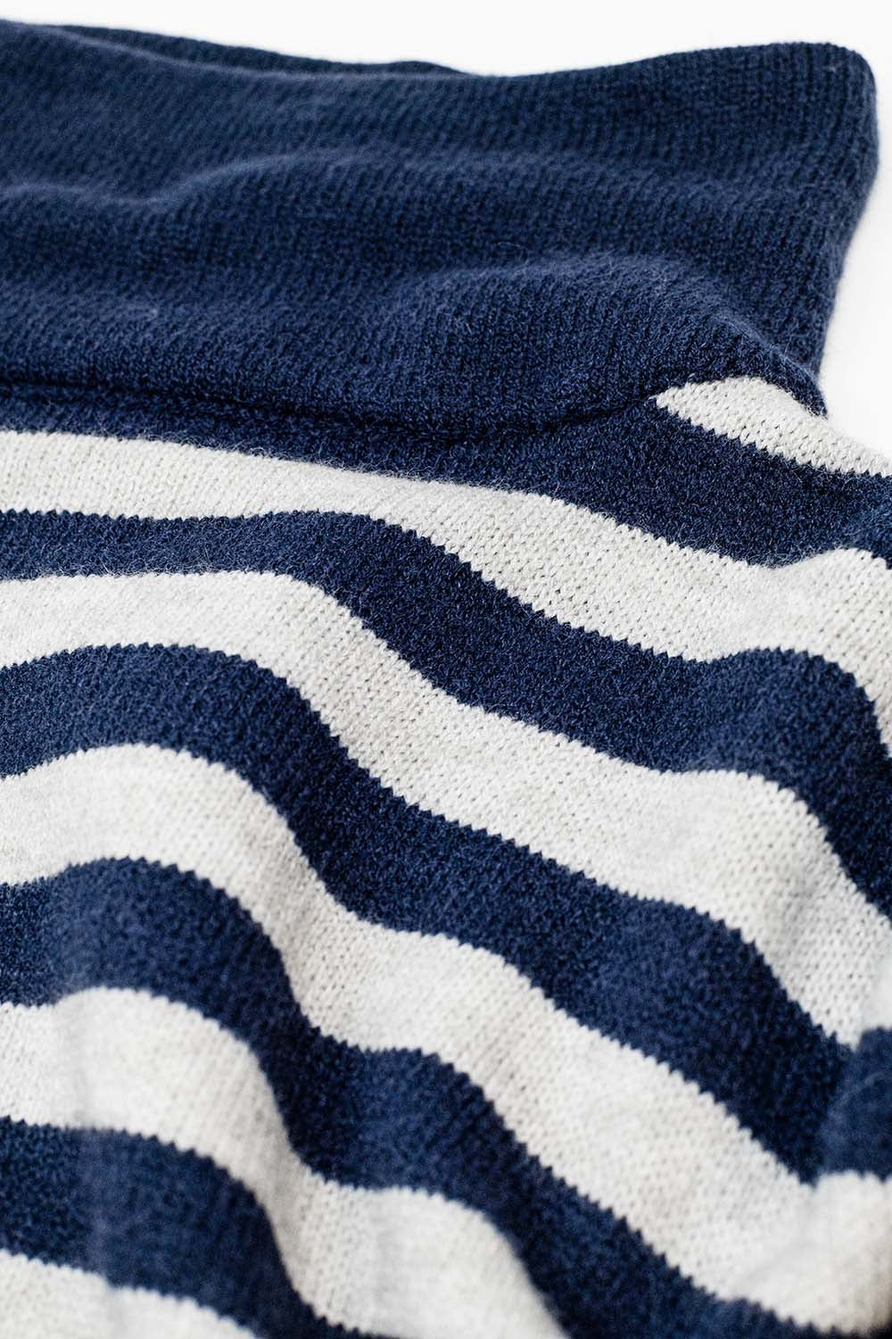 Suéter oversized de gola alta com asas de morcego e listras em azul marinho e cinza