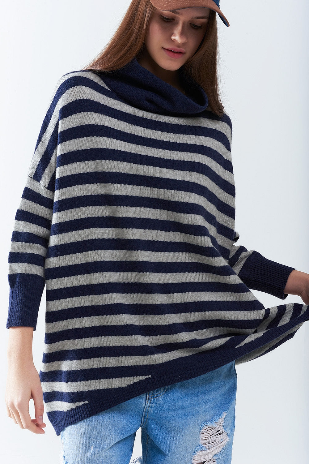 Suéter oversized de gola alta com asas de morcego e listras em azul marinho e cinza