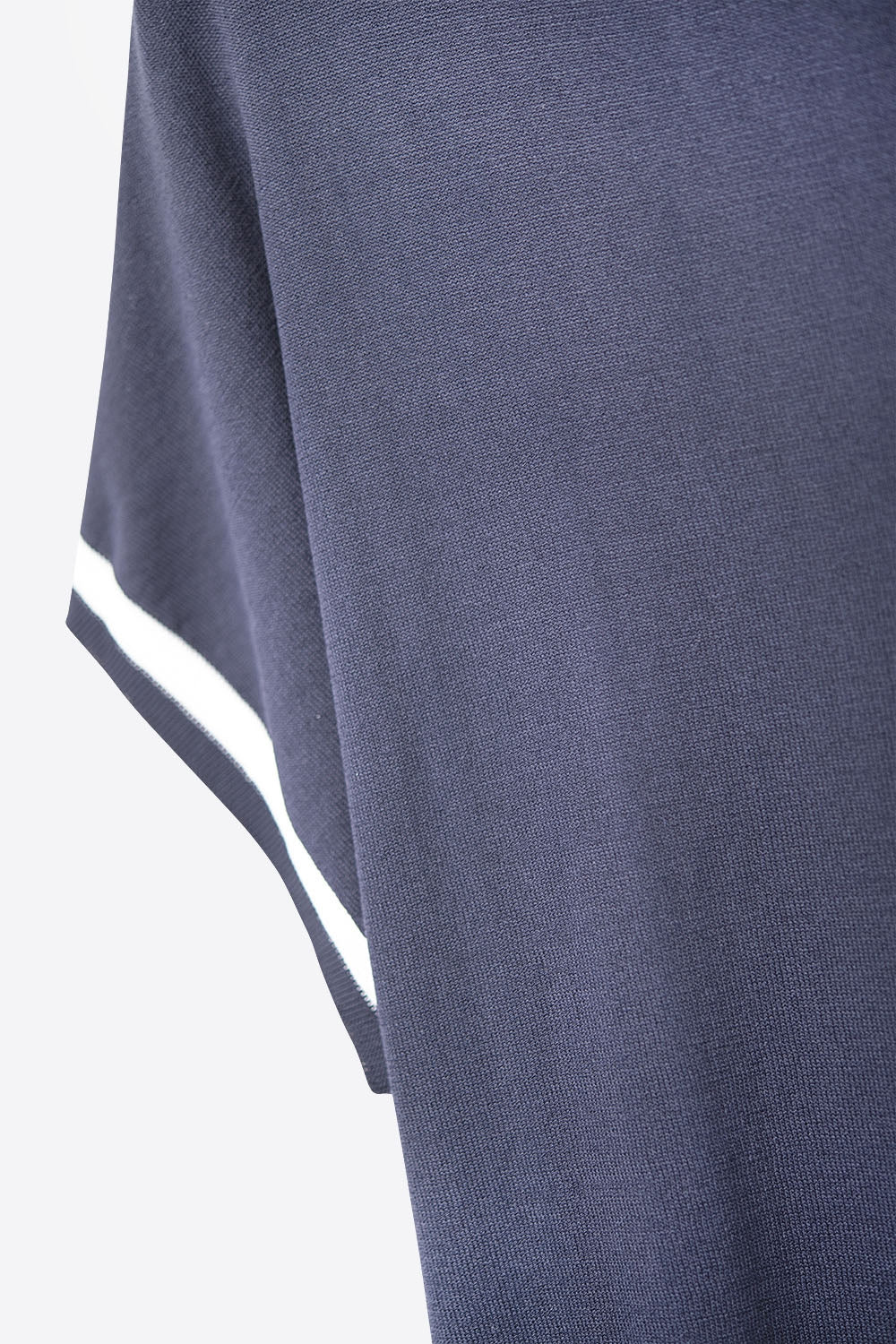 Suéter relaxado em azul-marinho com detalhe de contraste branco