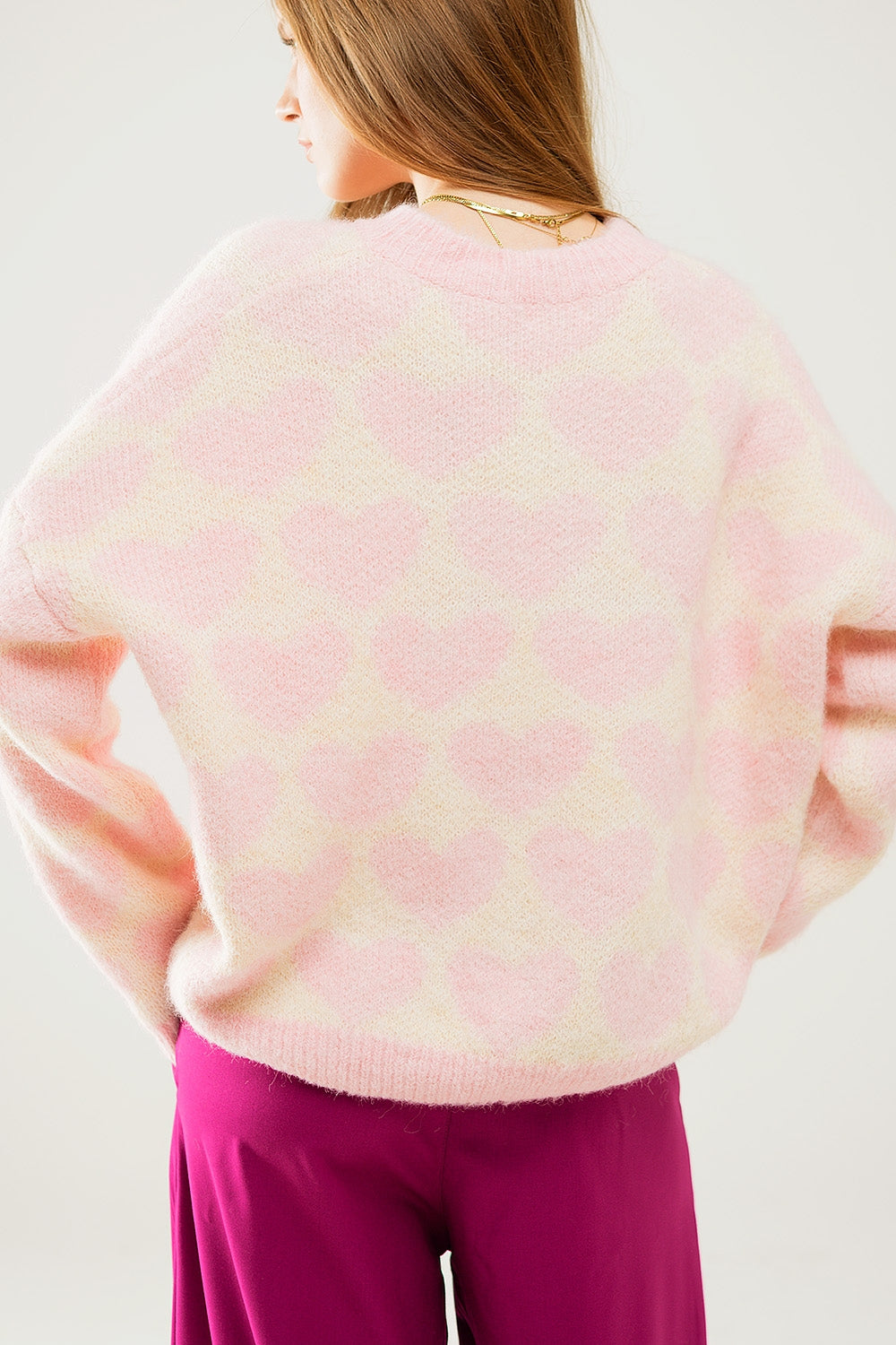 Suéter supermacio oversized creme com corações rosa por toda parte