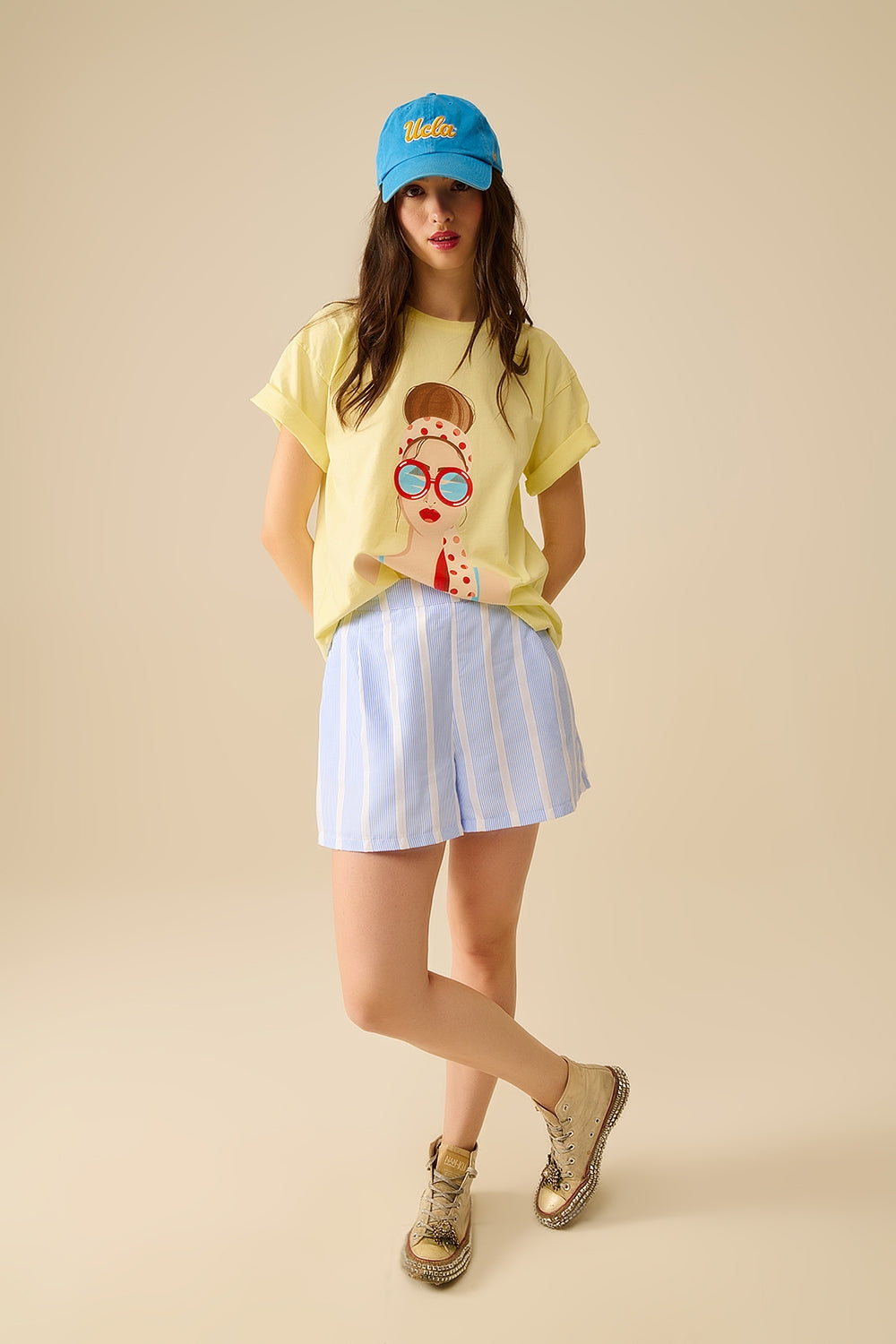 T-shirt amarela fabricada em Itália com um gráfico de rapariga vintage