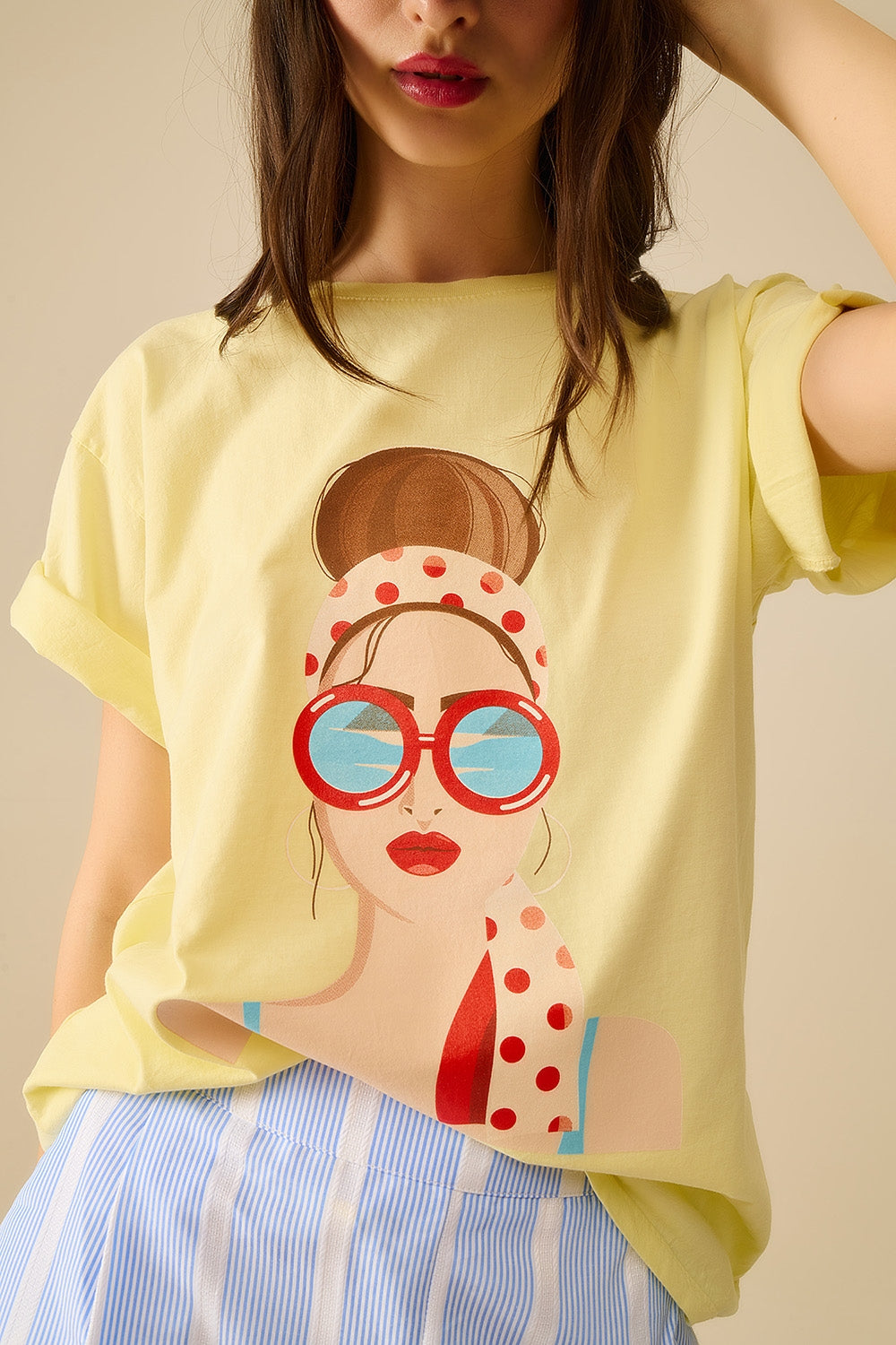 T-shirt amarela fabricada em Itália com um gráfico de rapariga vintage