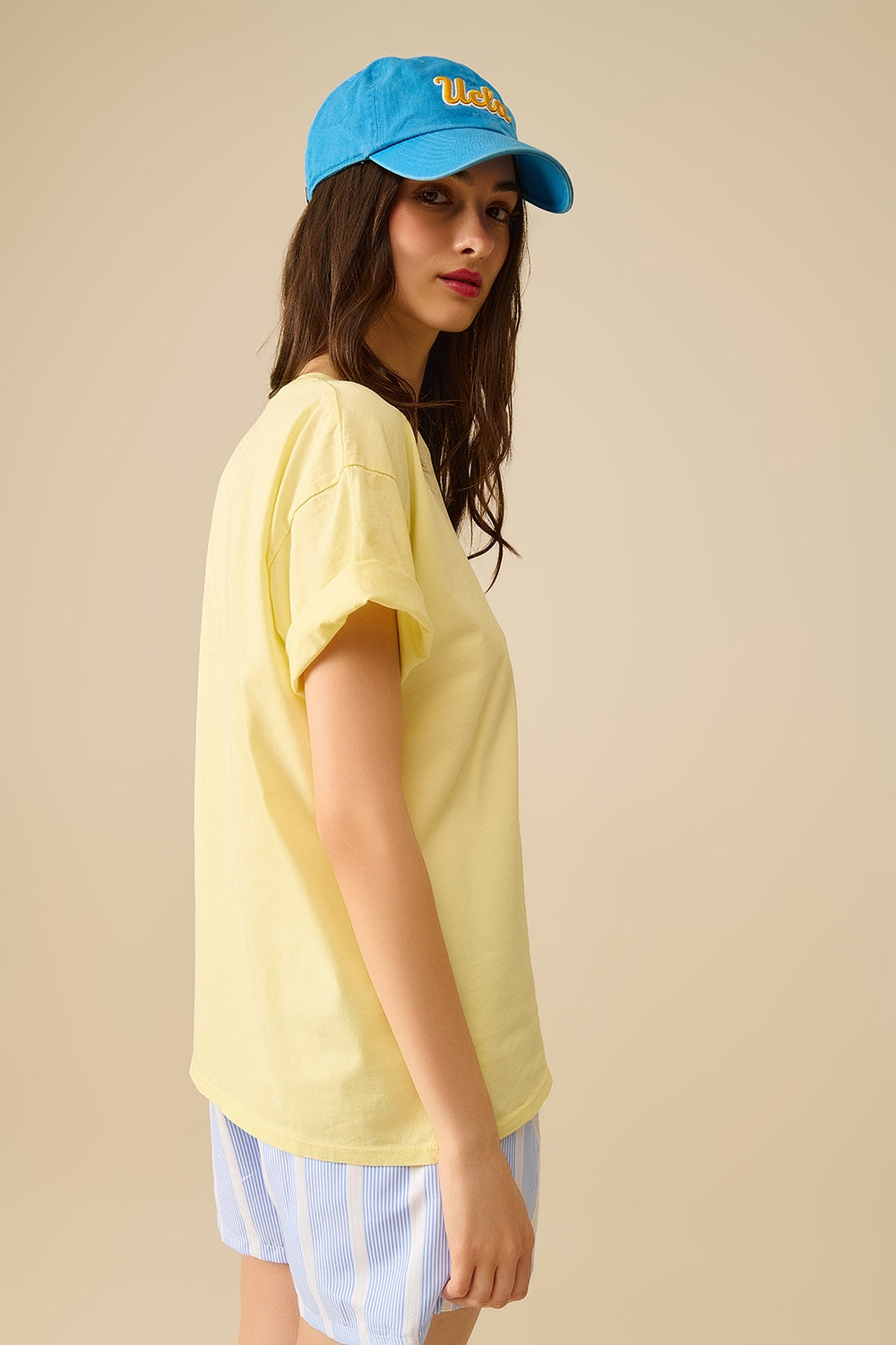 T-shirt amarela fabricada em Itália com um gráfico de rapariga vintage