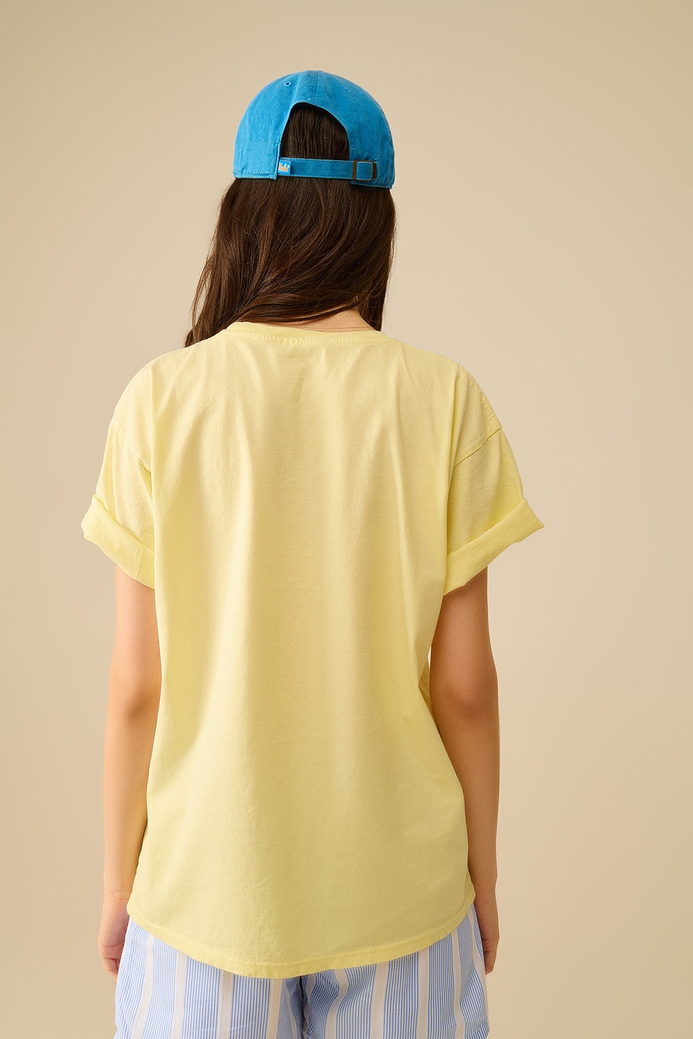 T-shirt amarela fabricada em Itália com um gráfico de rapariga vintage