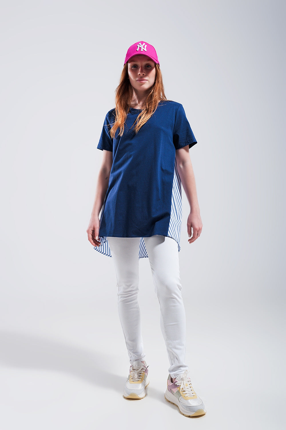 T shirt azul com desenho partido
