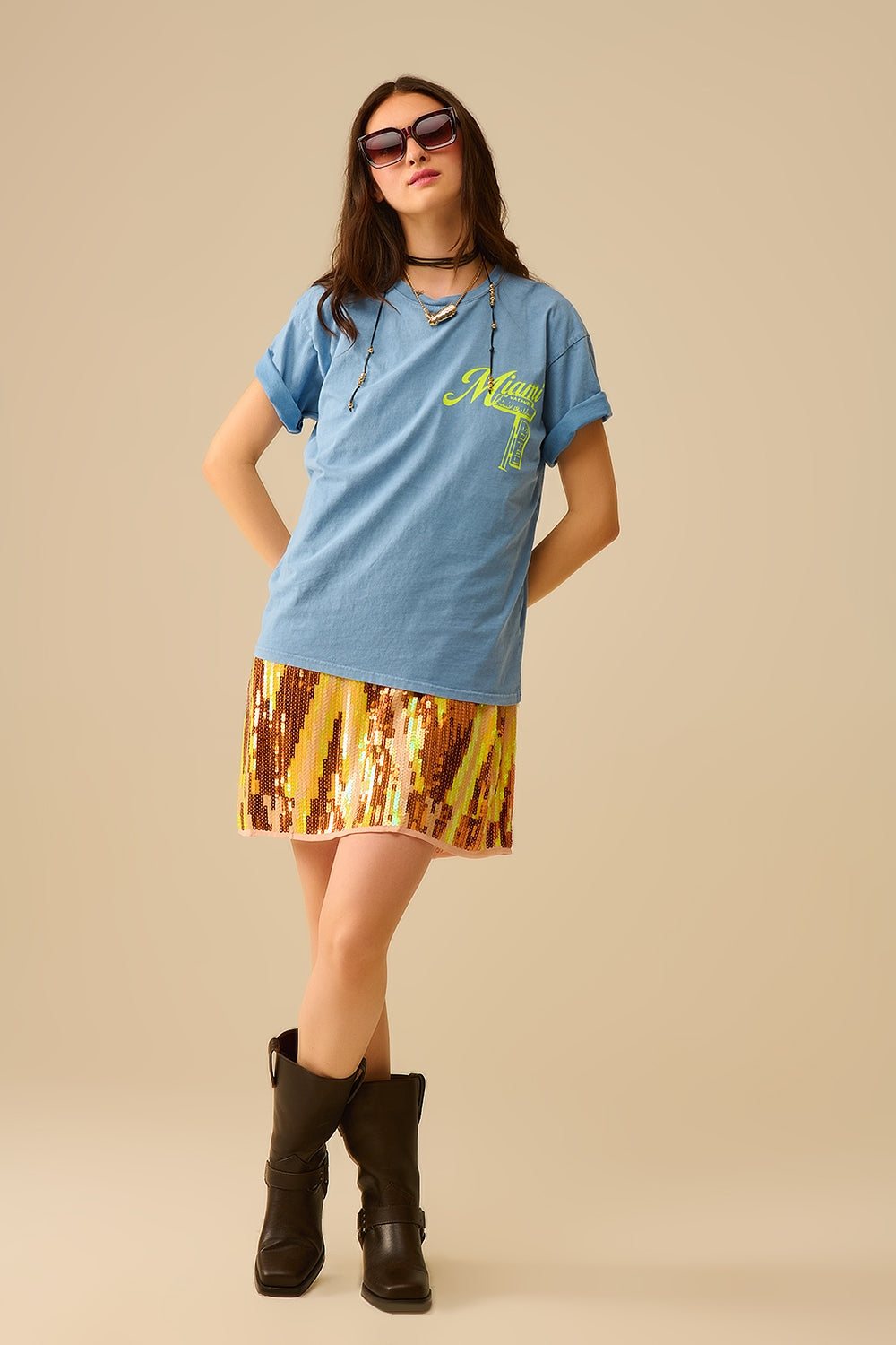 Camiseta azul com impressão do logótipo de Miami em amarelo