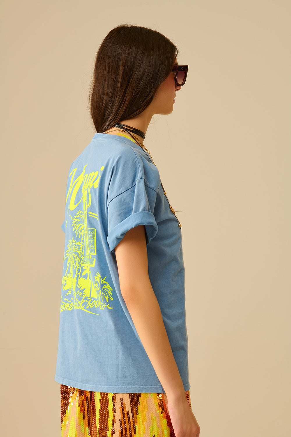 Camiseta azul com impressão do logótipo de Miami em amarelo
