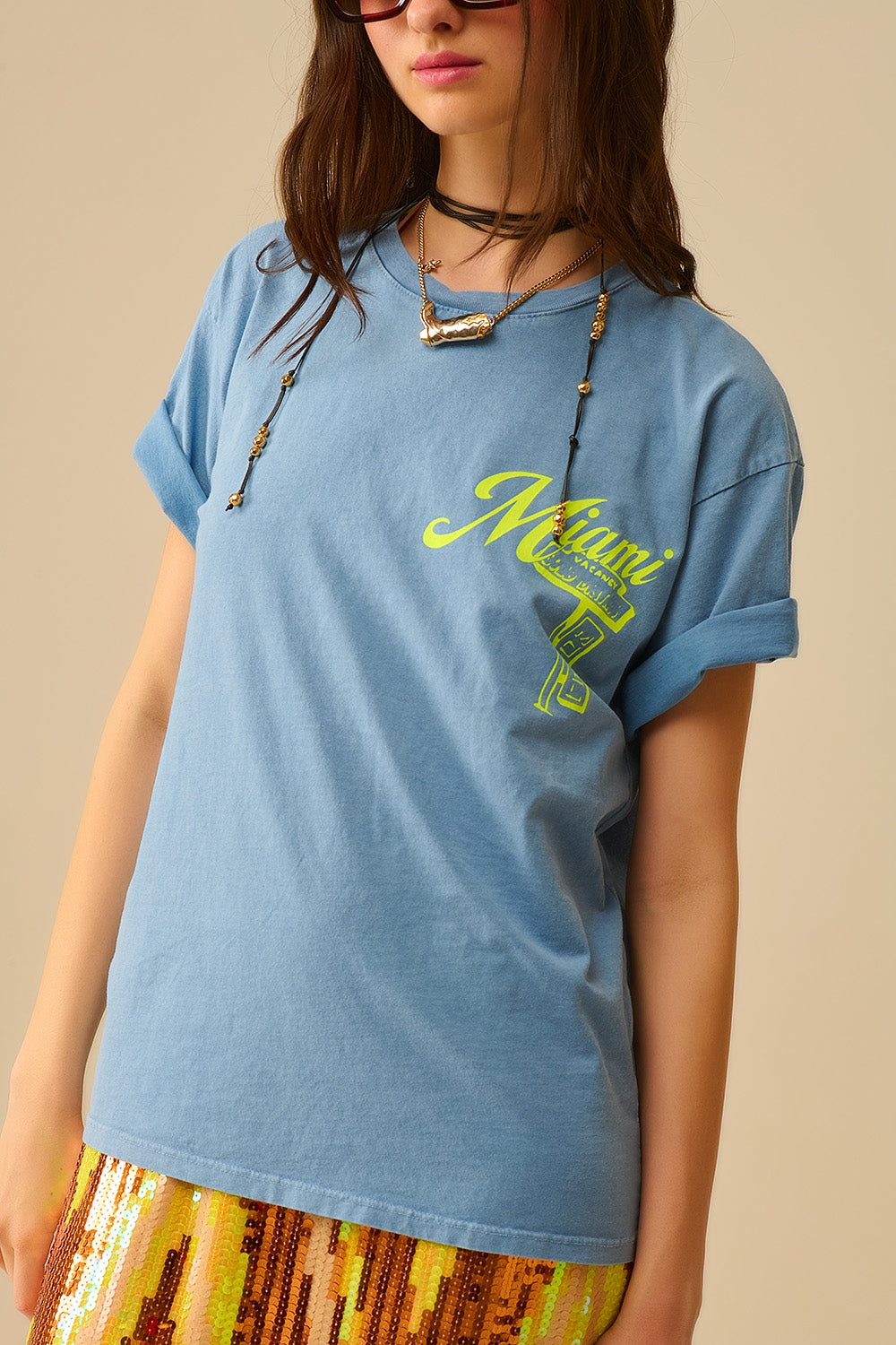Camiseta azul com impressão do logótipo de Miami em amarelo