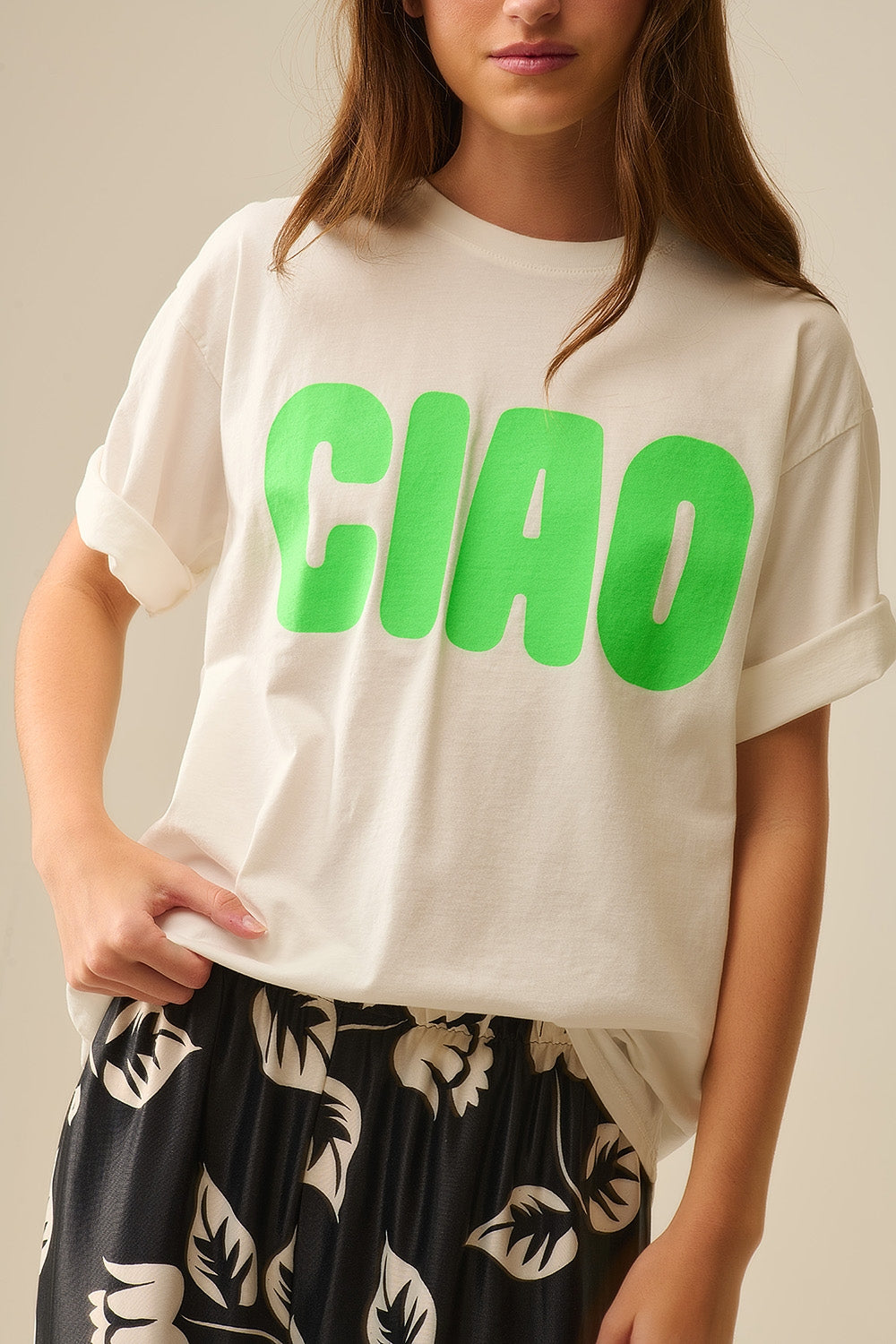 Camiseta branca descontraída CIAO com letras verdes
