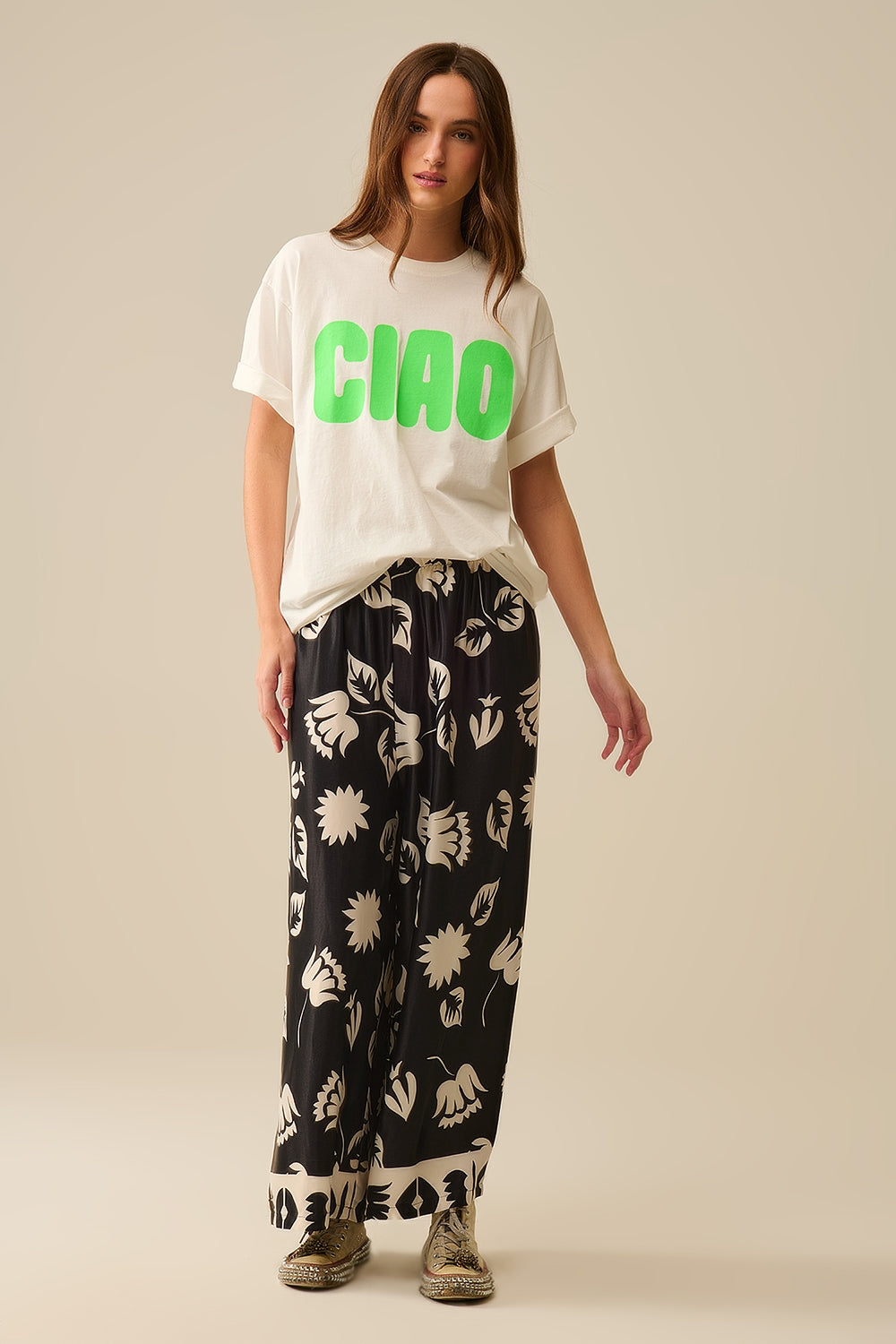 Camiseta branca descontraída CIAO com letras verdes