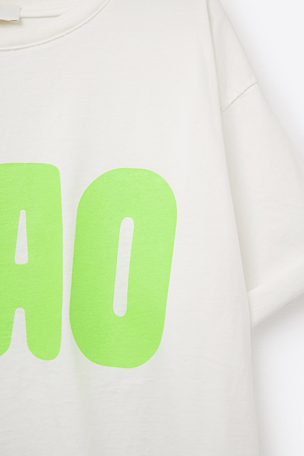 Camiseta branca descontraída CIAO com letras verdes