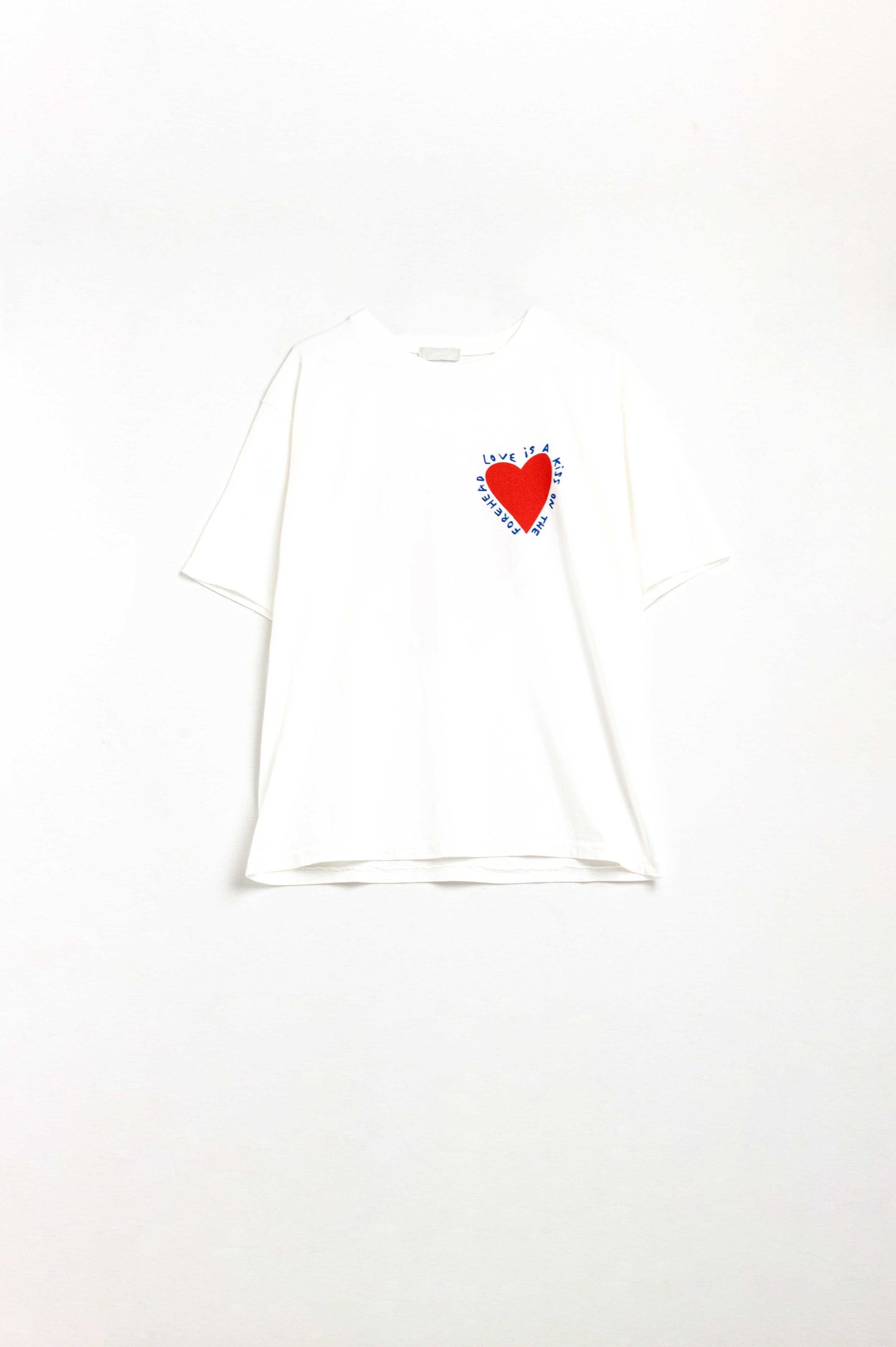 T-shirt branca descontraída com um desenho de um coração na frente e nas costas
