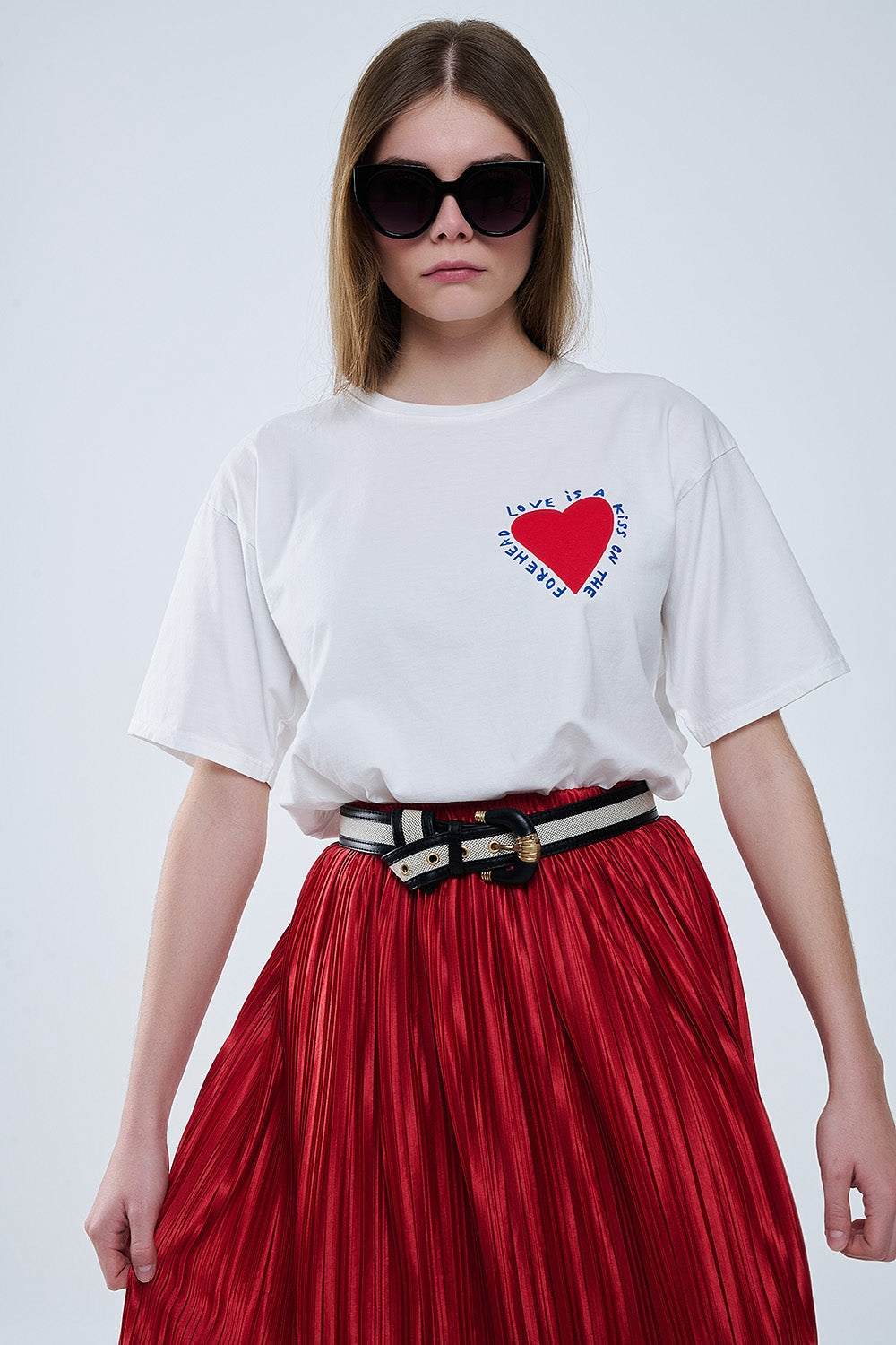 T-shirt branca descontraída com um desenho de um coração na frente e nas costas