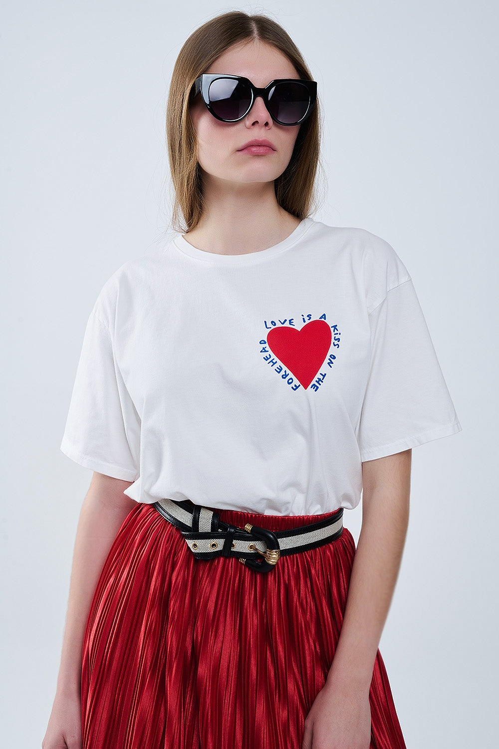 T-shirt branca descontraída com um desenho de um coração na frente e nas costas