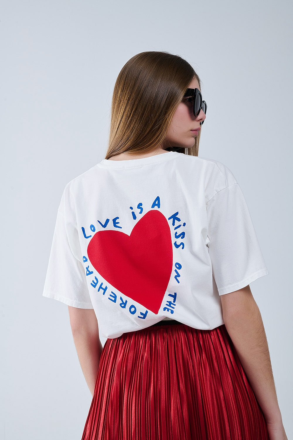 T-shirt branca descontraída com um desenho de um coração na frente e nas costas