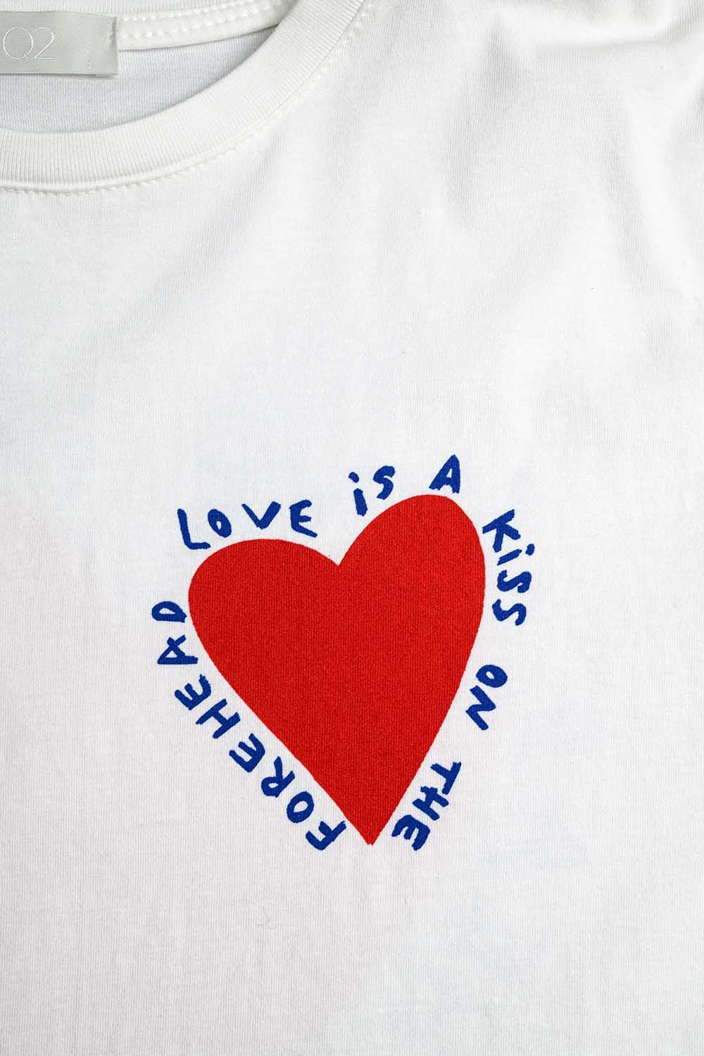 T-shirt branca descontraída com um desenho de um coração na frente e nas costas