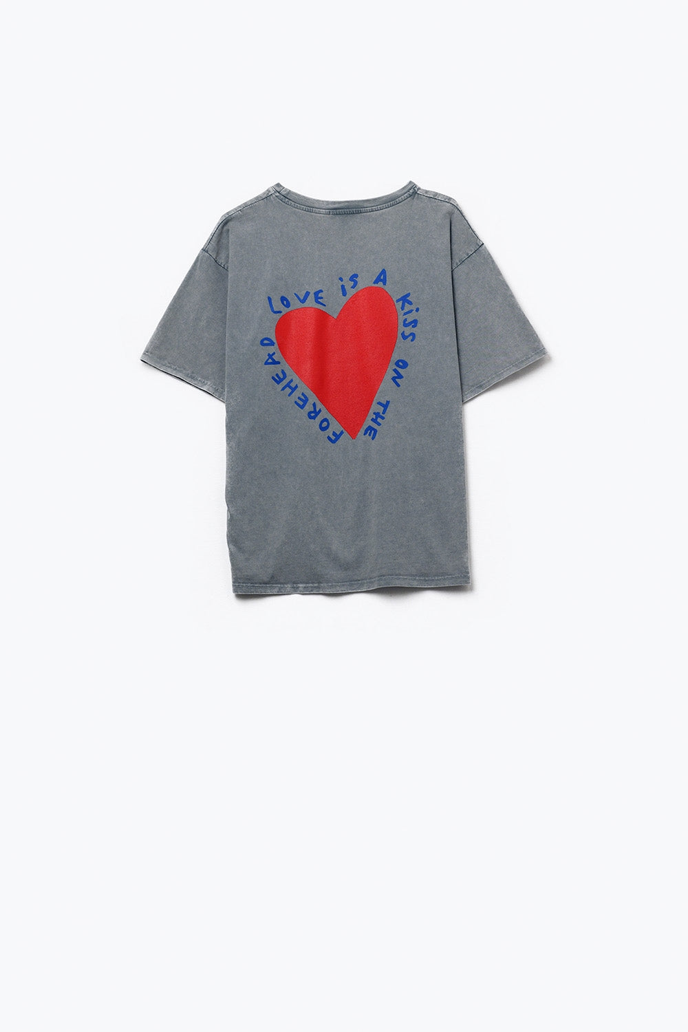 T-shirt cinzenta com um desenho de um coração na frente e nas costas