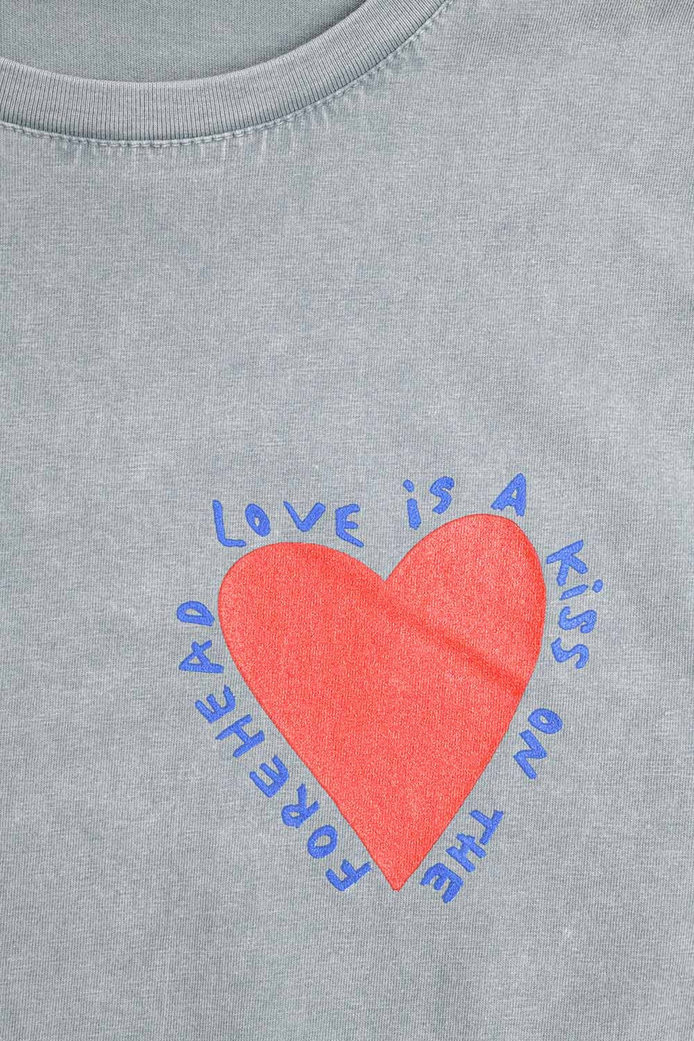 T-shirt cinzenta com um desenho de um coração na frente e nas costas