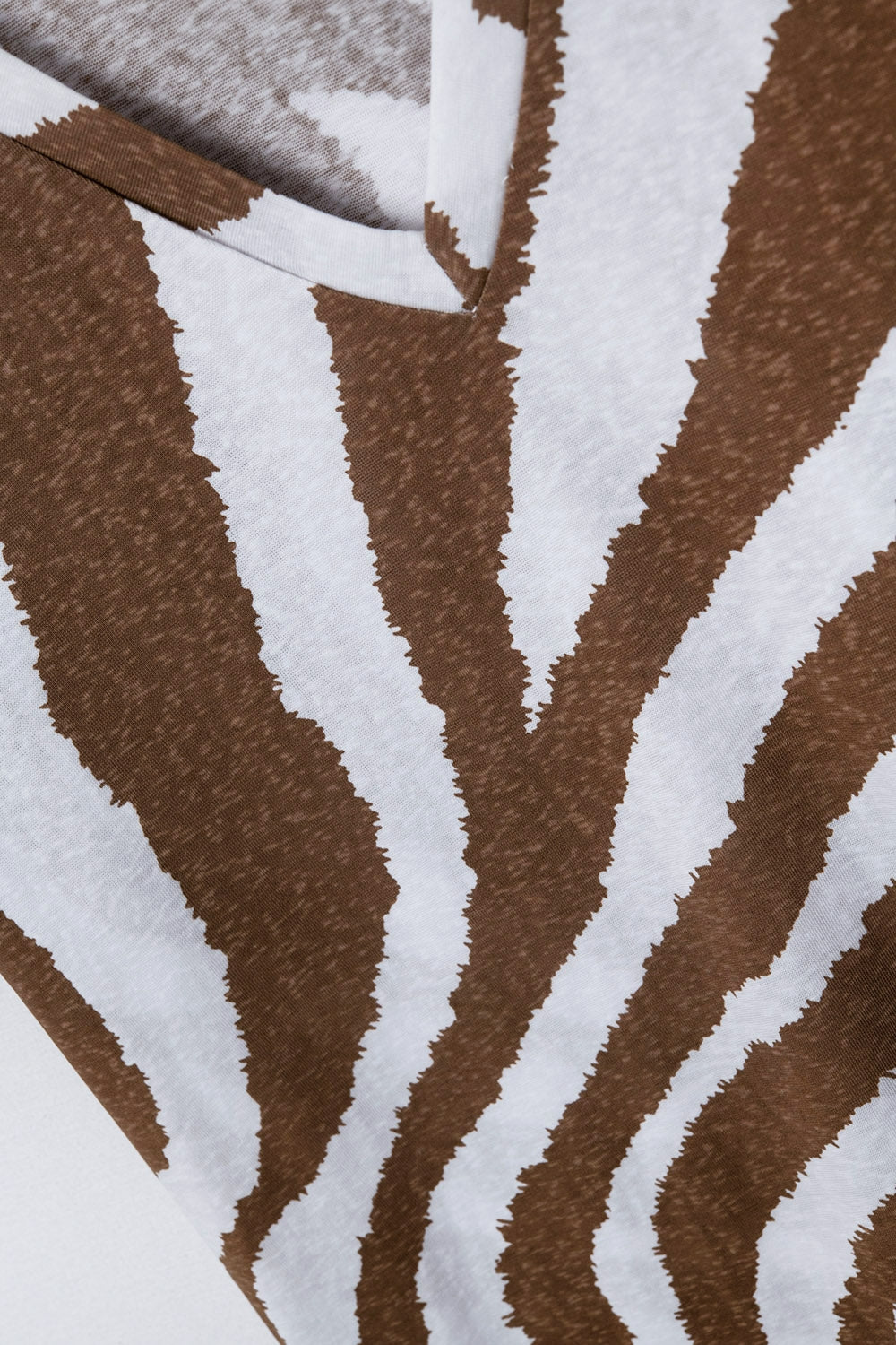 Camiseta com decote em V e estampado de zebra camel
