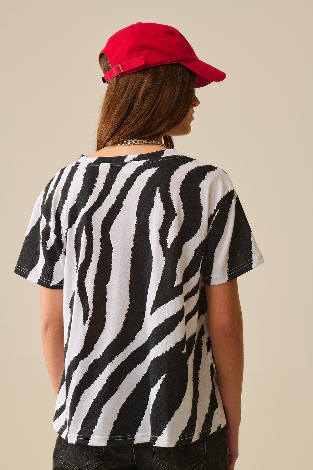 Camiseta com decote em V e estampado de zebra preto