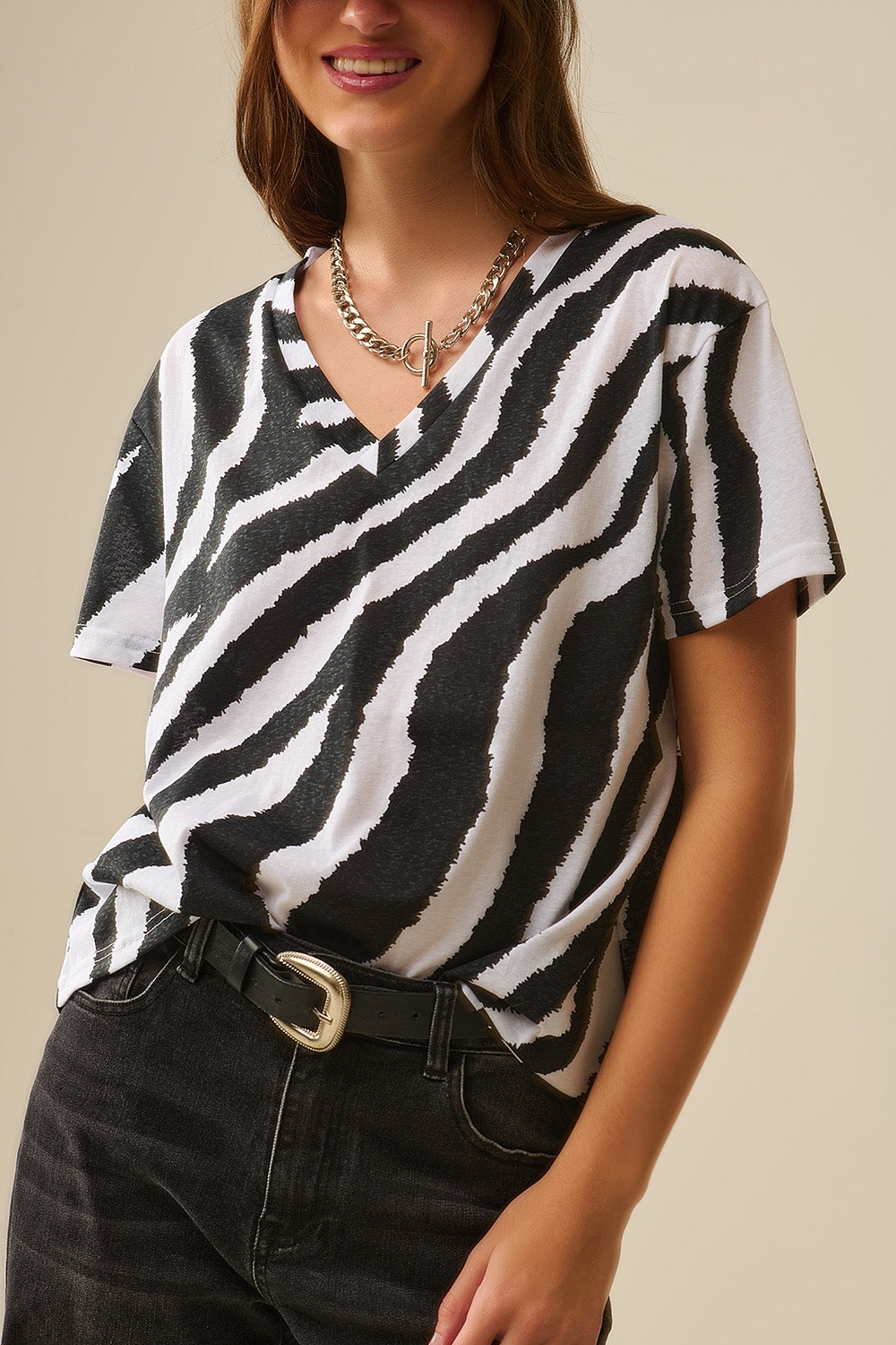 Camiseta com decote em V e estampado de zebra preto