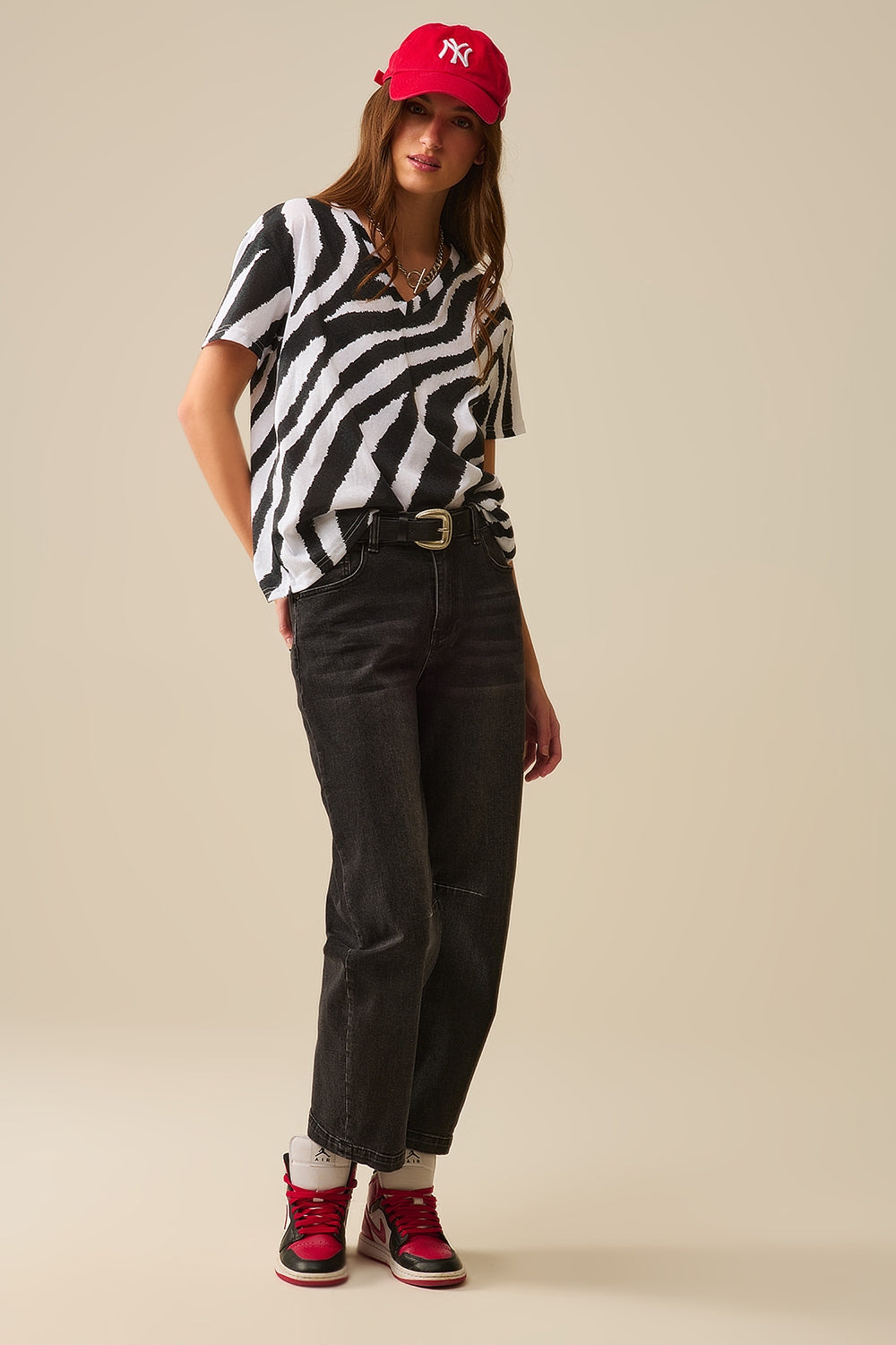 Camiseta com decote em V e estampado de zebra preto