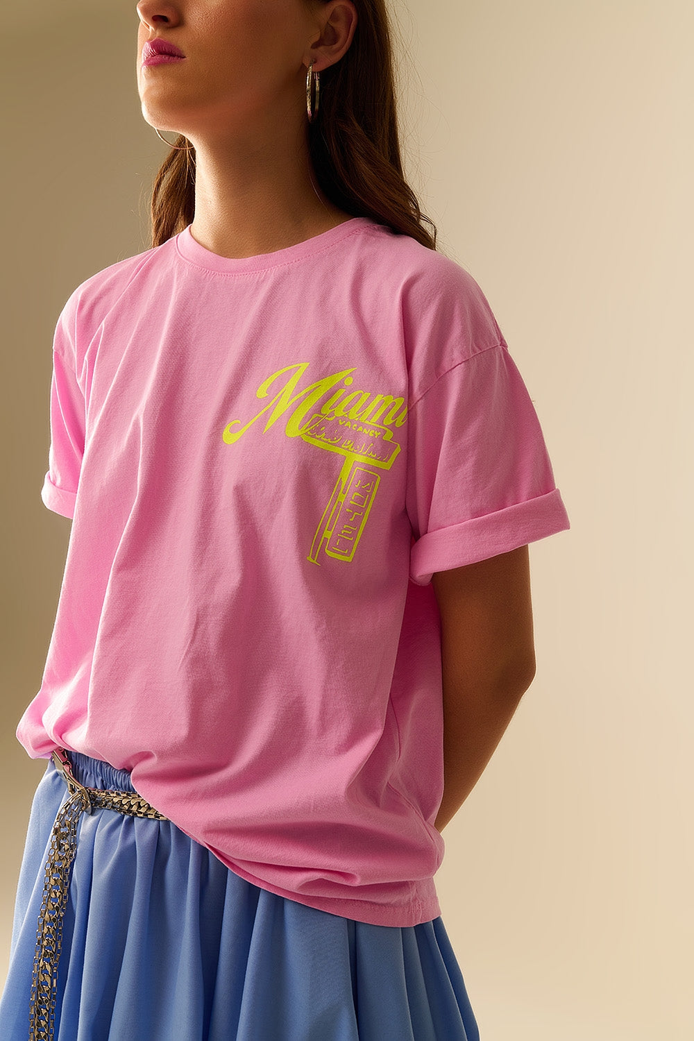 Camiseta cor-de-rosa com impressão do logótipo de Miami em amarelo