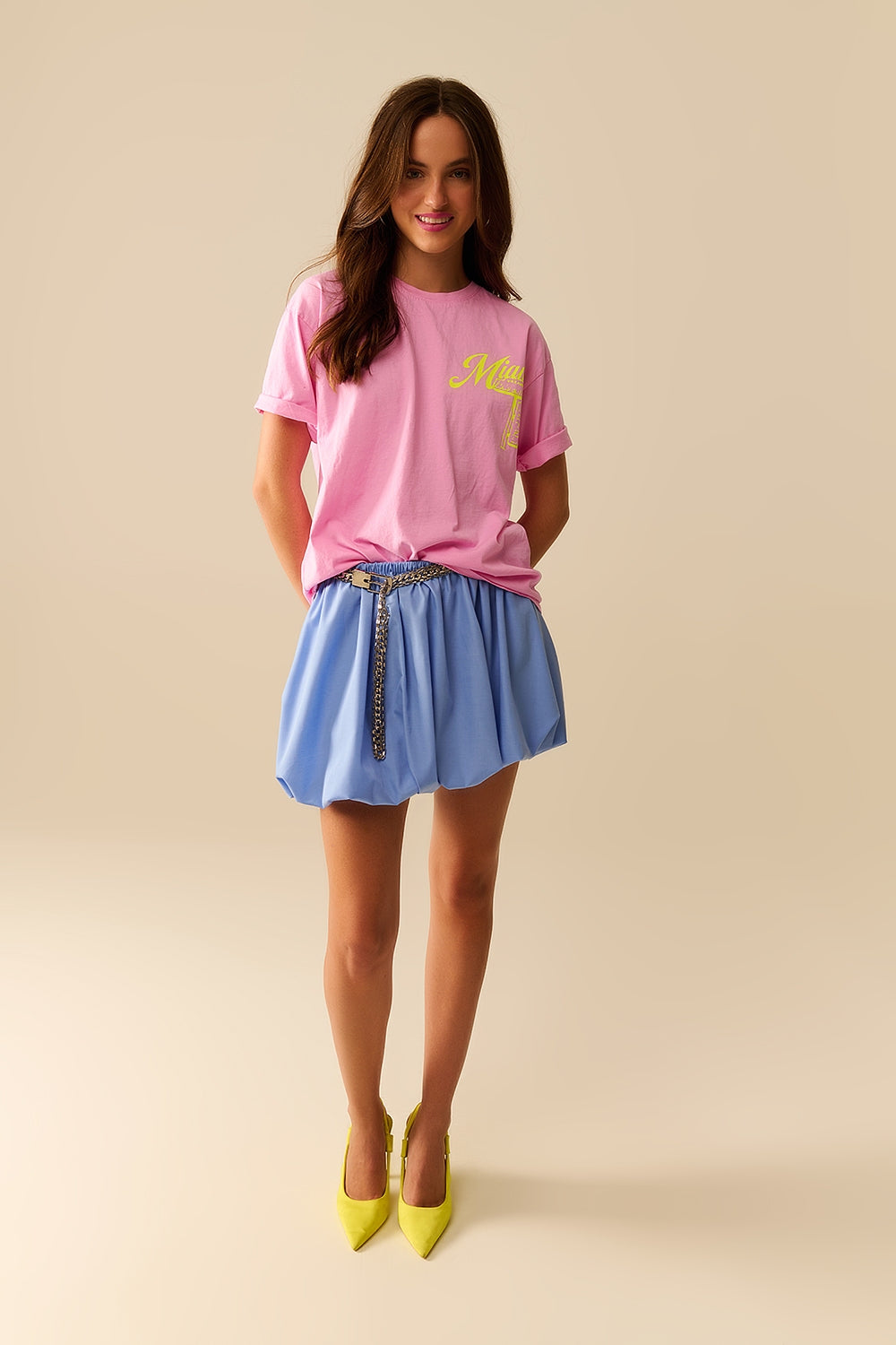 Camiseta cor-de-rosa com impressão do logótipo de Miami em amarelo