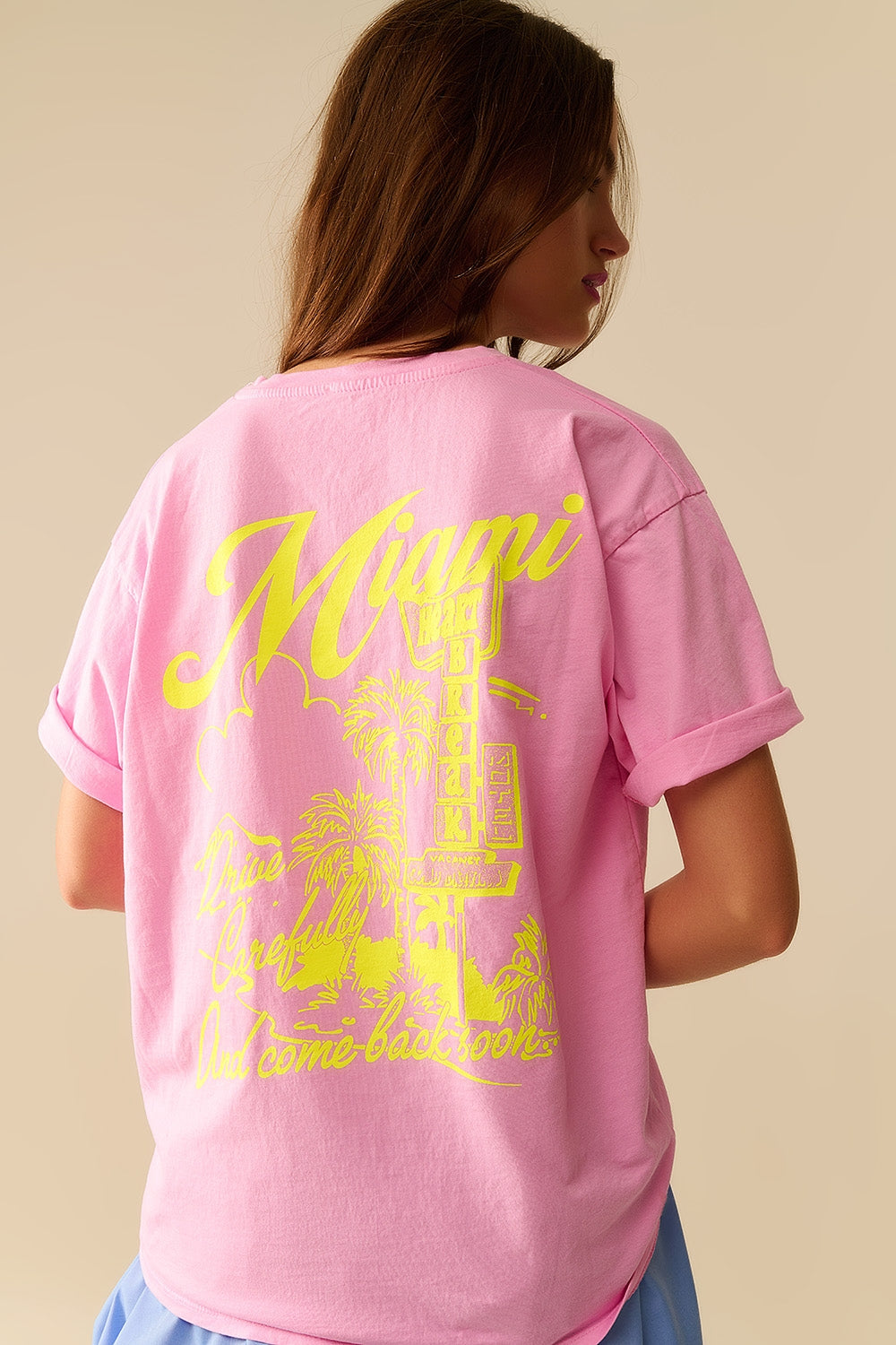Camiseta cor-de-rosa com impressão do logótipo de Miami em amarelo