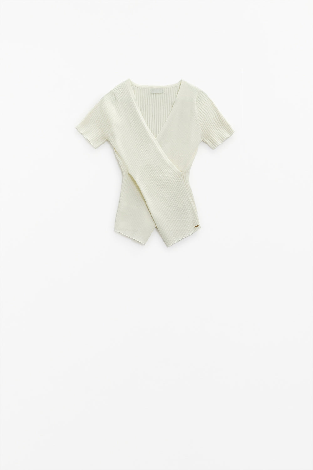 T-shirt creme com frente cruzada e decote em V