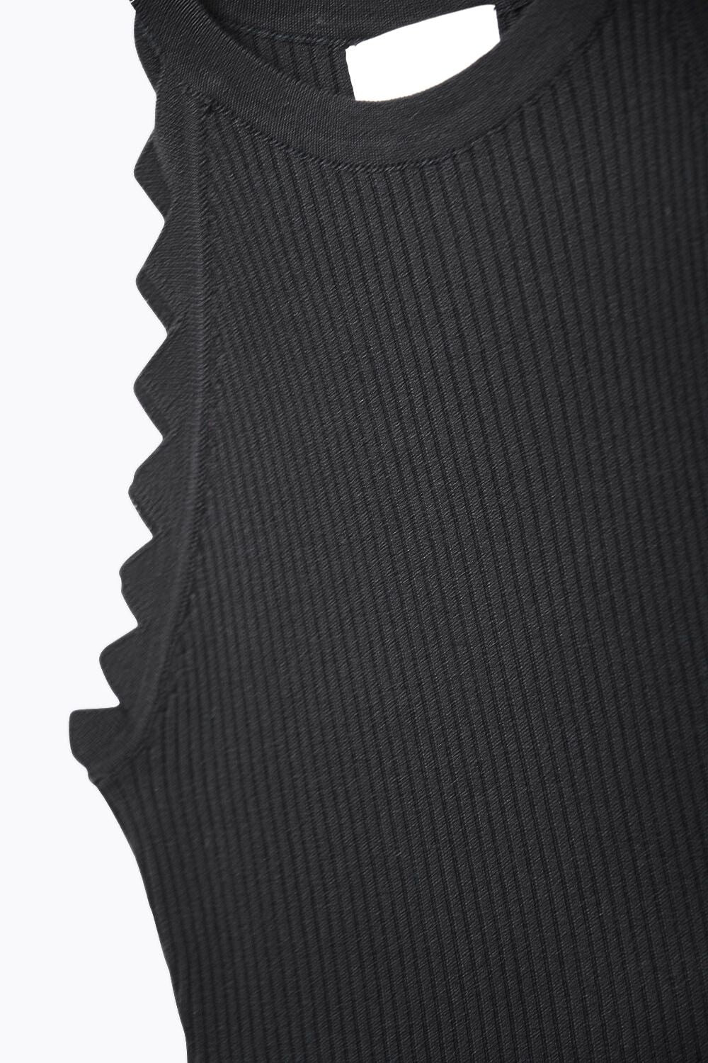 T-shirt de alças preta com pormenor nas axilas com nervuras