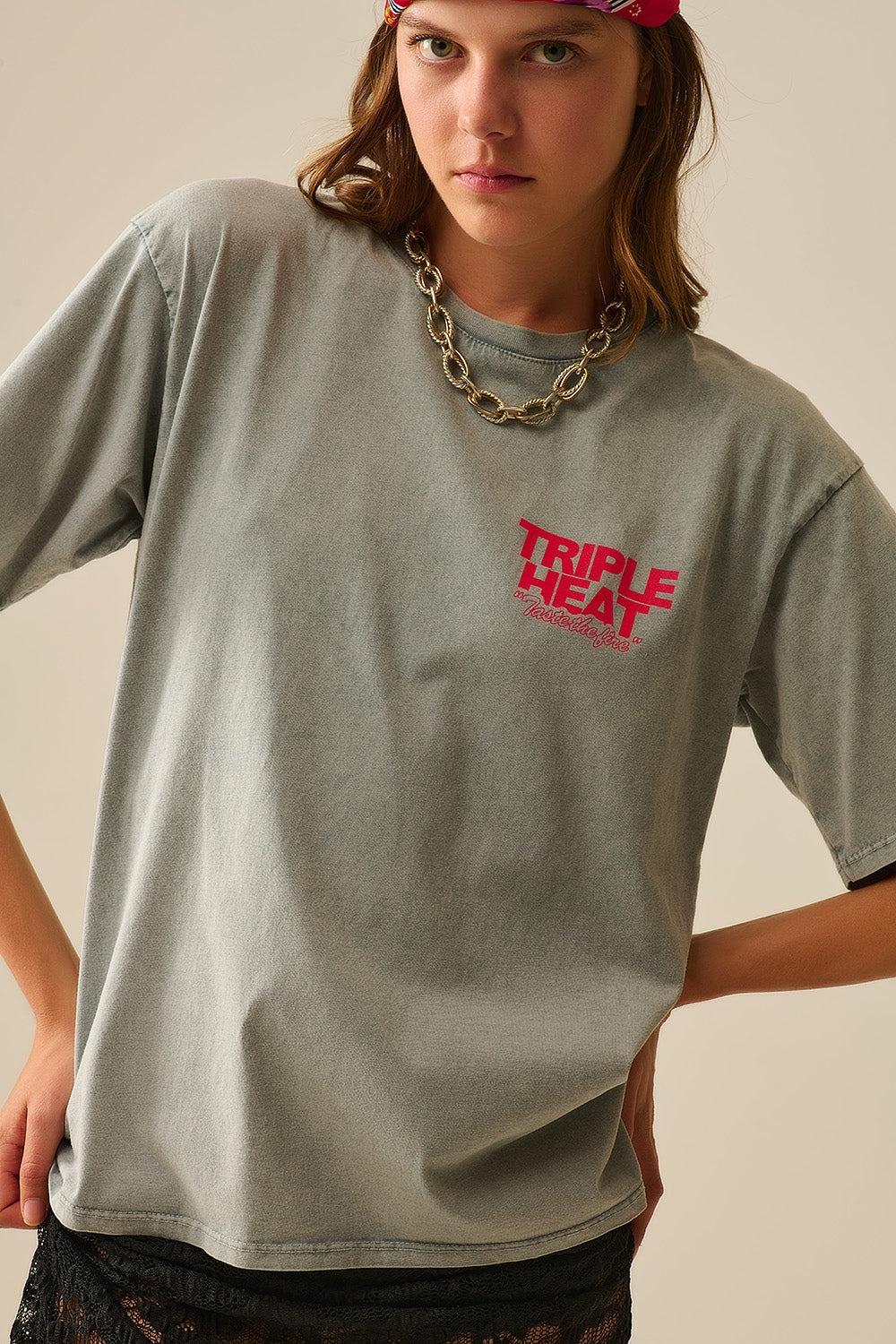Q2 T-shirt de manga curta TRIPLE HEAT LOGO em cinzento lavado de corte descontraído