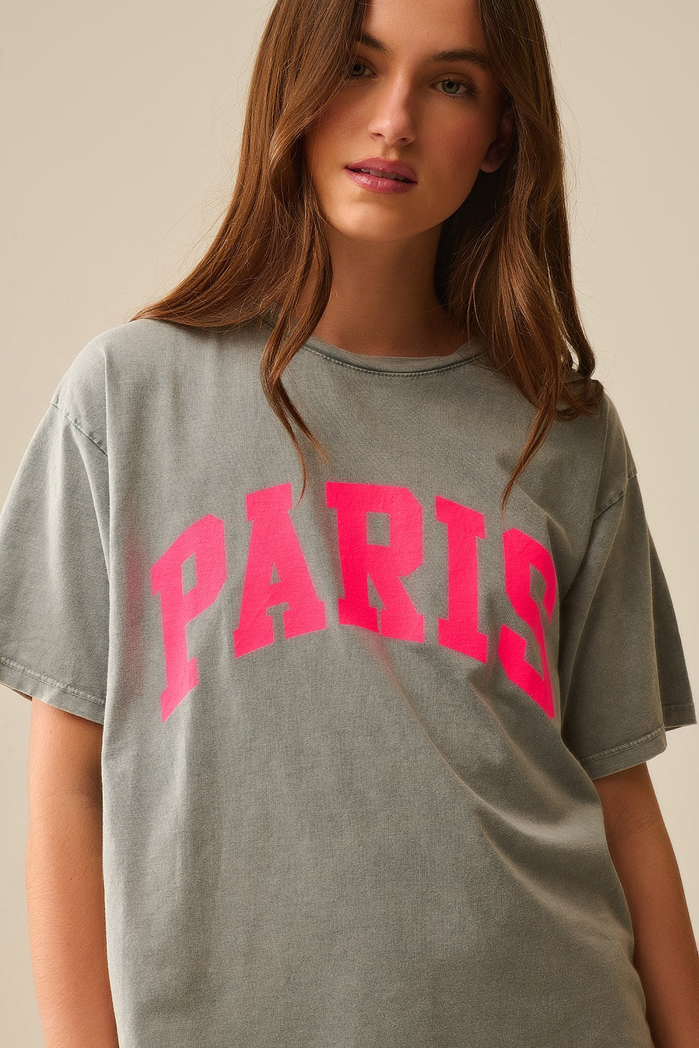T-shirt descontraída Paris cinzenta clara com letras cor-de-rosa