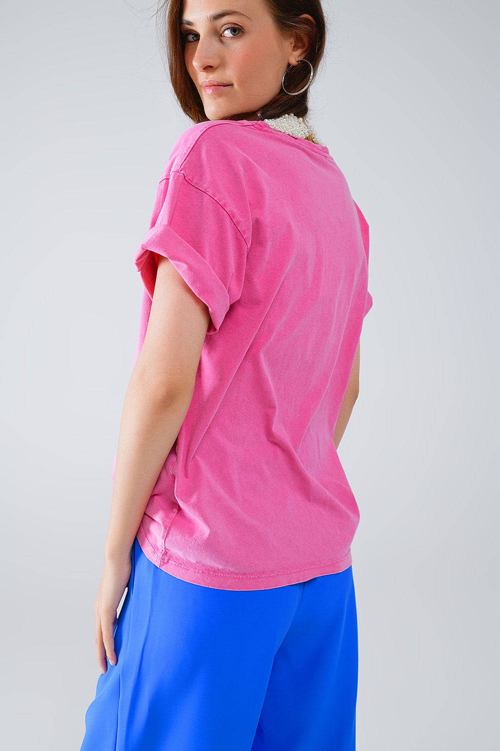 T-shirt fúcsia com logótipos de nomes famosos à frente