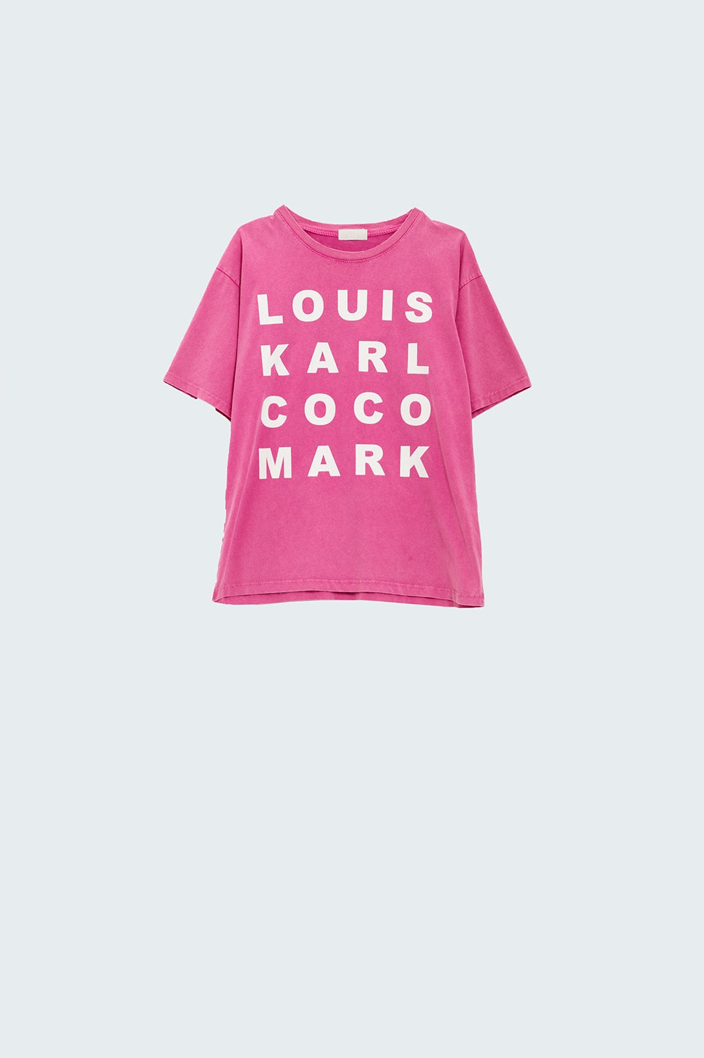 T-shirt fúcsia com logótipos de nomes famosos à frente