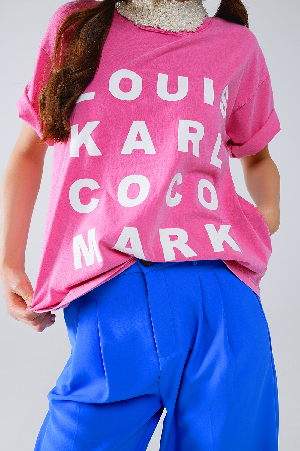 T-shirt fúcsia com logótipos de nomes famosos à frente