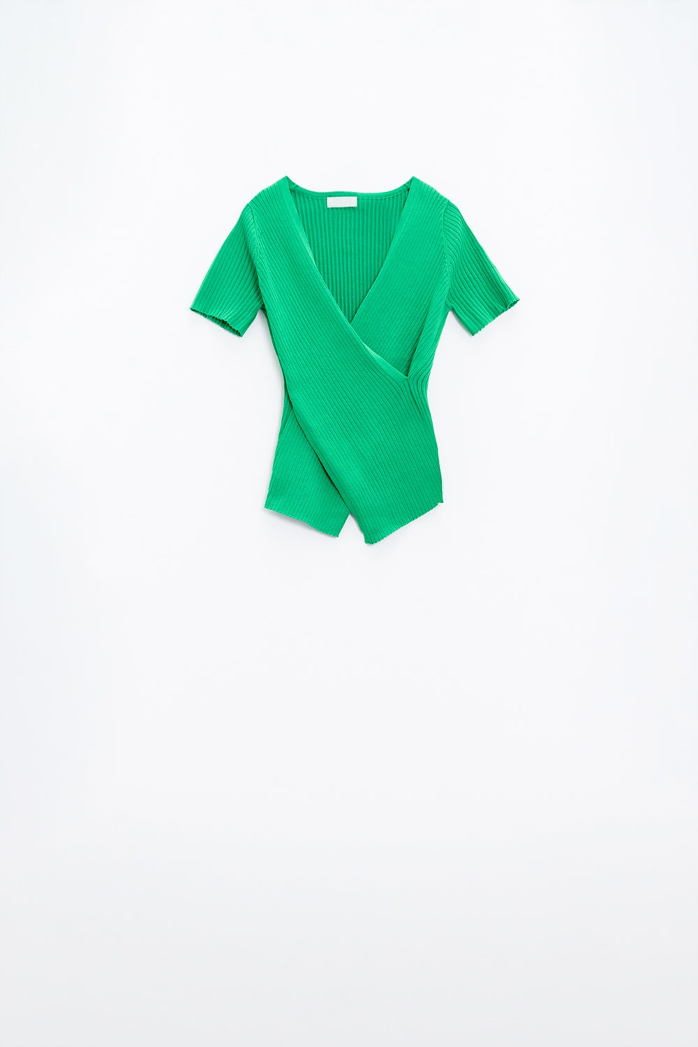 T-shirt verde com frente cruzada e decote em V