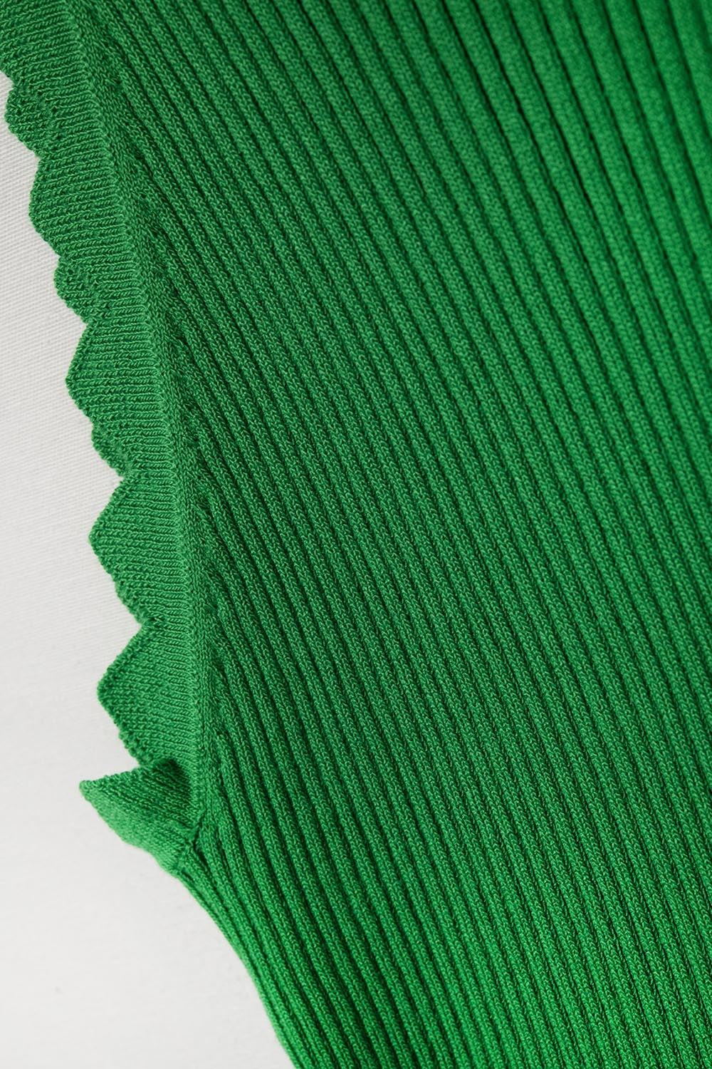 T-shirt verde com pormenor nas axilas com nervuras