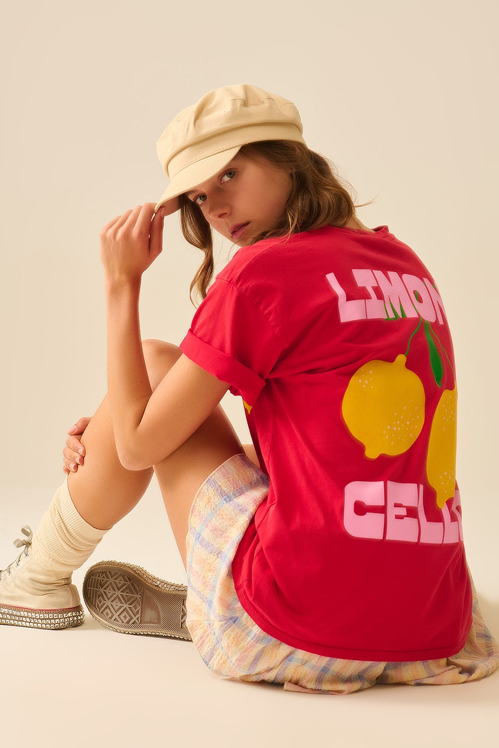 Q2 T-shirt vermelha descontraída com estampado de limão fabricada em Itália