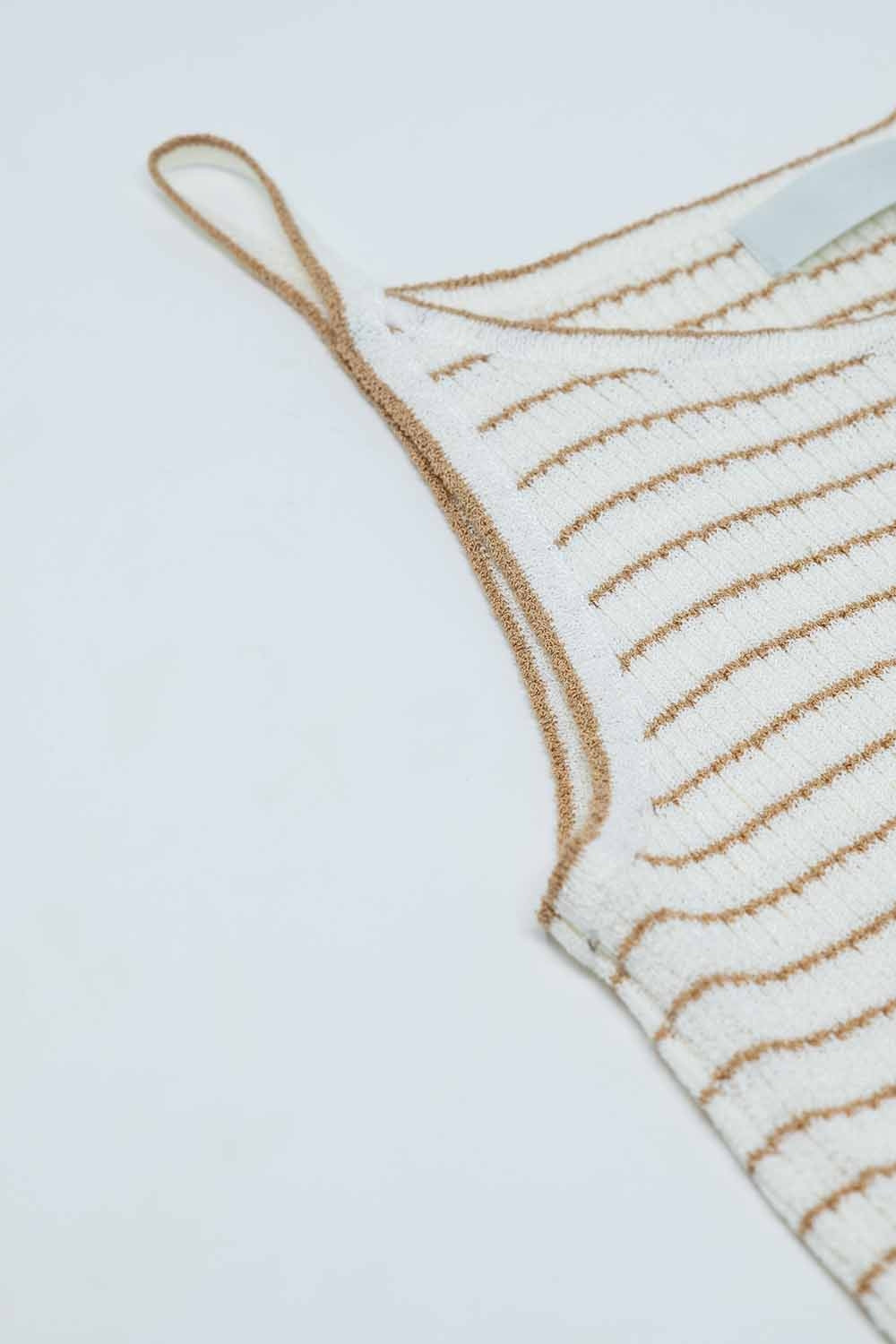 Tank Top básico com nervuras em branco e castanho